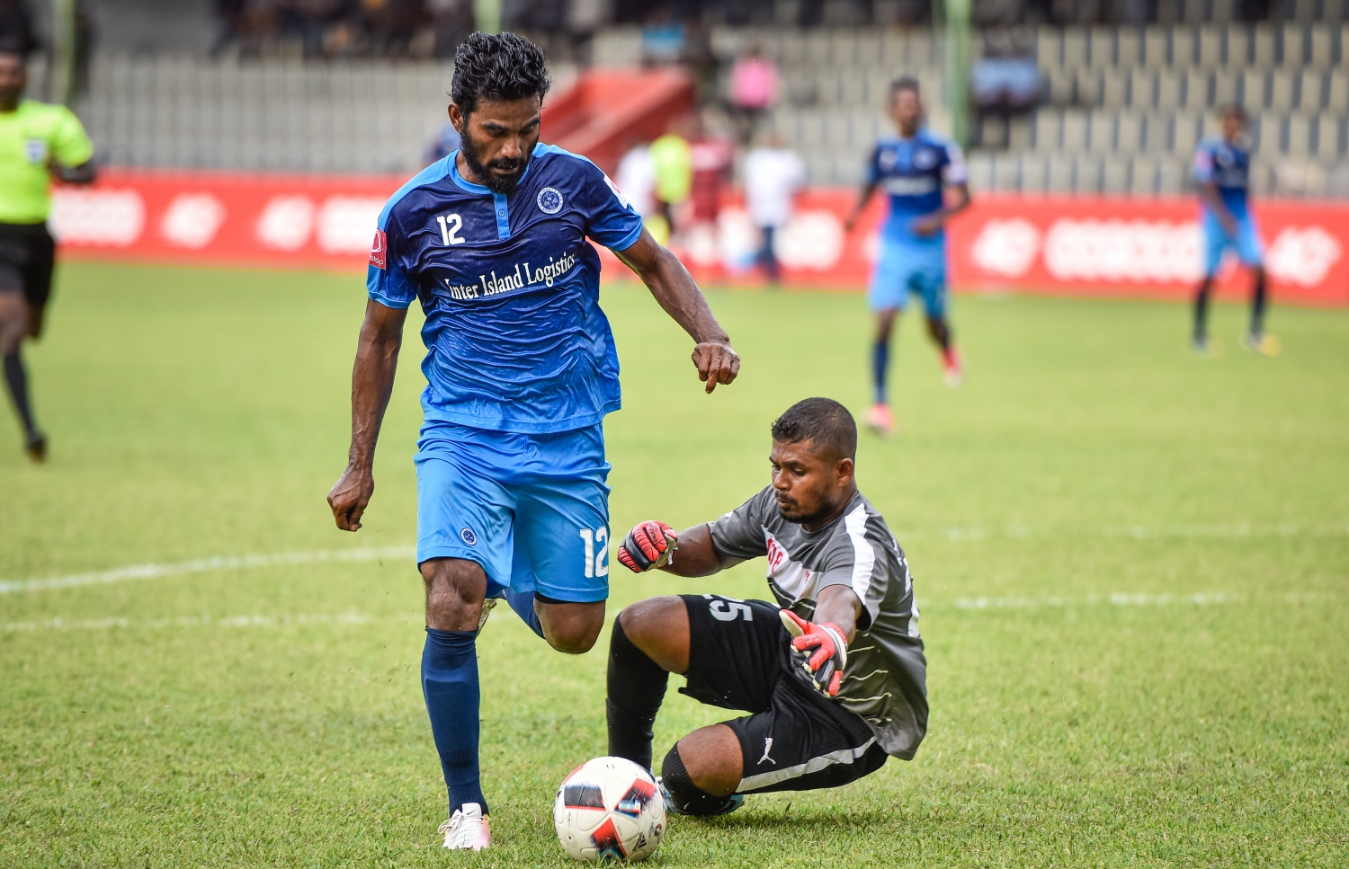 ކުޑަހުވަދޫ ކީޕަރު ކައިރިން ދަގަނޑޭ ބޯޅަ ހިފައިގެންދަނީ.-- ފޮޓޯ: ނިޝާން އަލީ/ މިހާރު