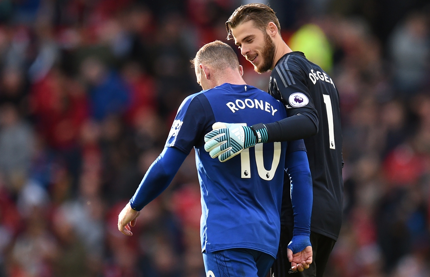 ރޭގެ މެޗުގައި ޔުނައިޓެޑްގެ ކީޕަރު ޑެހެއާ (ކ) އެވަޓަންގެ ރޫނީއާ އެކު.-- ފޮޓޯ: އޭއެފްޕީ