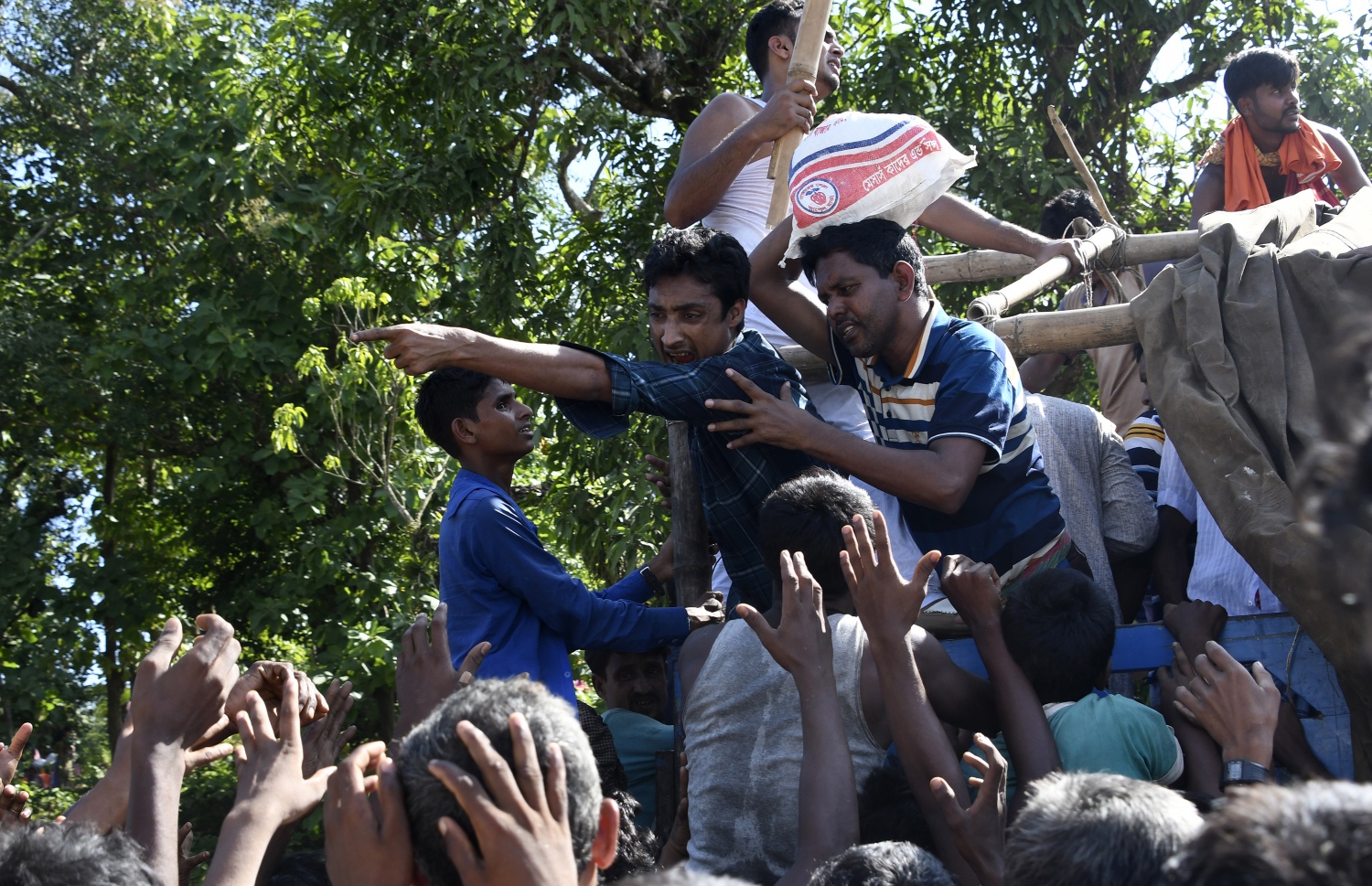 ބަންގްލަދޭޝްގެ ރެފިއުޖީ ކޭމްޕެއްގައި ރެފިއުޖީންނަށް ކާތަކެތި ބަހަނީ. --ފޮޓޯ:އޭއެފްޕީ