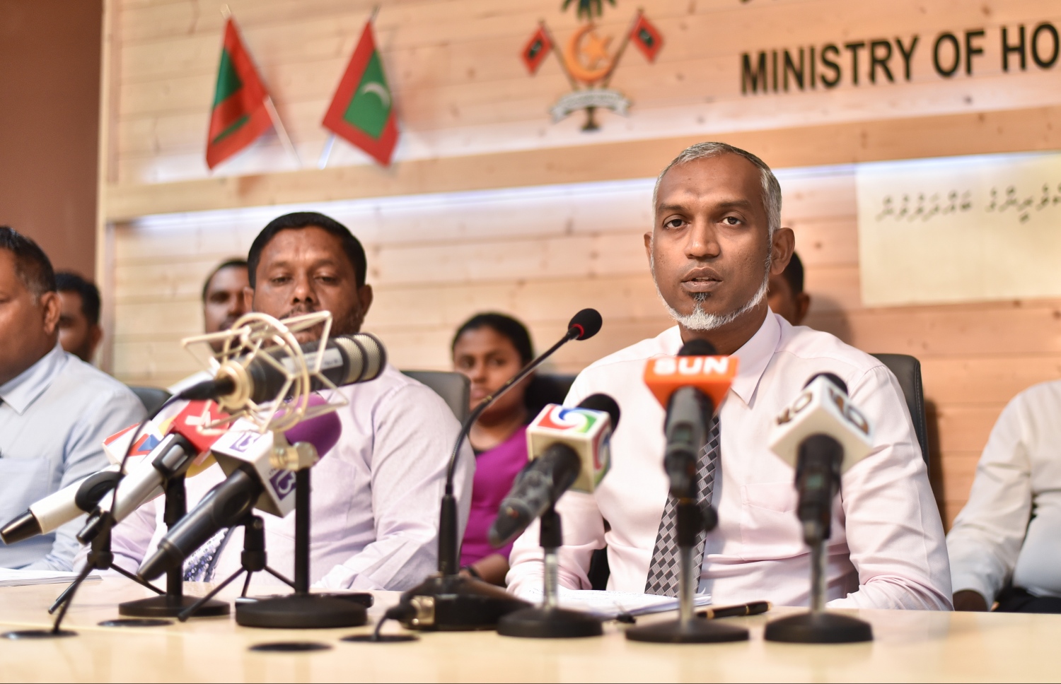 ހައުސިން މިނިސްޓަރު ނޫސްވެރިންނާ މިއަދު ވާހަކަ ދައްކަވަނީ: ރައީސް ޔާމީން ވެވަޑައިގެންނެވި ބޯހިޔާވަހިކަމުގެ ވައުދުގެ ދަށުން އަންނަ އަހަރު ގިނަ ބަޔަކަށް ފްލެޓް ކަށަވަރުވާނެ ކަމަށް ވިދާޅުވި. --ފޮޓޯ: ހުސެއިން ވަހީދު/މިހާރު