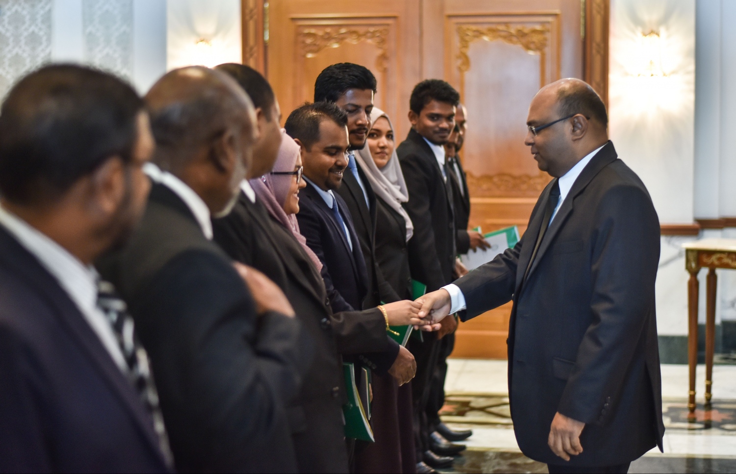 މެޖިސްޓްރޭޓް ކަމަށް އައްޔަން ކުރި ބޭފުޅުންނާ އުއްތަމަ ފަނޑިޔާރު ސަލާމް ކުރައްވަނީ--މިހާރު ފޮޓޯ/ހުސައިން ވަހީދު