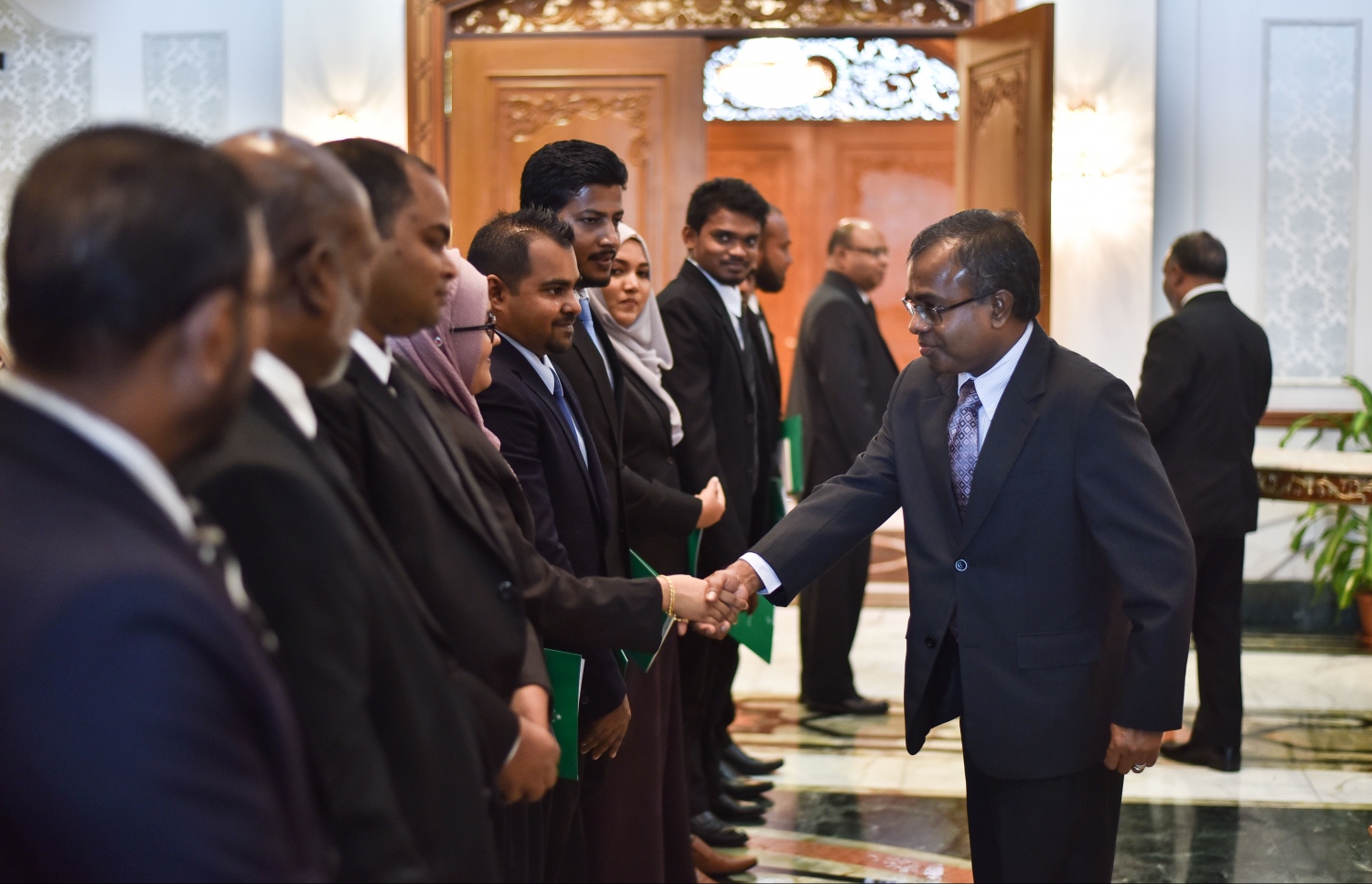 އުއްތަމަ ފަނޑިޔާރުގެ މަގާމަށް އައްޔަން ކުރެއްވި ޑރ. ޑީޑީ، (ކ) ކޯޓުތަކުގެ ބައެއް ބޭފުޅުންނާ ސަލާމްކުރައްވަނީ.- ފޮޓޯ: މިހާރު