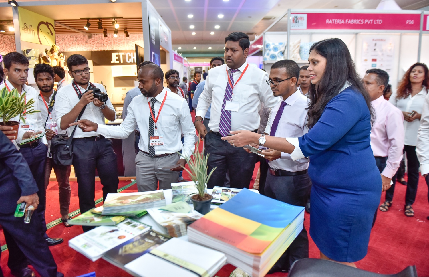 ކެއްކުމުގެ ހުނަރު ދައްކާލުމުގެ ބޮޑު މުބާރާތެއް ވެސް ހިމެނޭ ގޮތަށް ރާއްޖޭގައި ބާއްވާ އެންމެ ބޮޑު ވިޔަފާރީގެ މައުރަޒު ހުޅުވައިދެއްވުމަށްފަހު ފިނޭންސް މިނިސްޓަރު މުނައްވަރު ސްޓޯލްތައް ބައްލަވާލައްވަނީ. ފޮޓޯ: ނިޝާން އަލީ /މިހާރު