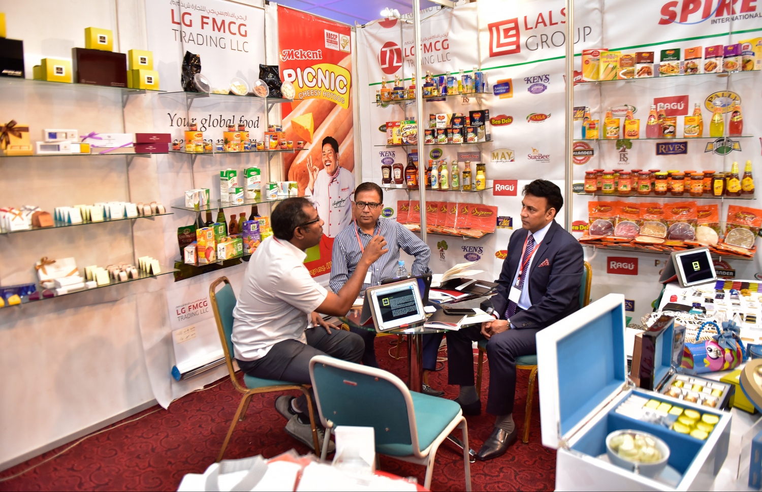 ކެއްކުމުގެ ހުނަރު ދައްކާލުމުގެ ބޮޑު މުބާރާތެއް ވެސް ހިމެނޭ ގޮތަށް ރާއްޖޭގައި ބާއްވާ އެންމެ ބޮޑު ވިޔަފާރީގެ މައުރަޒުގެ ސްޓޯލެއް. ފޮޓޯ: ނިޝާން އަލީ /މިހާރު