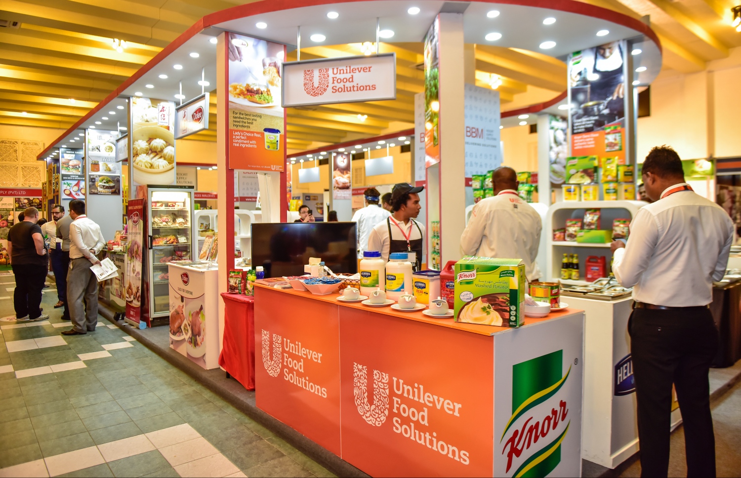 ކެއްކުމުގެ ހުނަރު ދައްކާލުމުގެ ބޮޑު މުބާރާތެއް ވެސް ހިމެނޭ ގޮތަށް ރާއްޖޭގައި ބާއްވާ އެންމެ ބޮޑު ވިޔަފާރީގެ މައުރަޒުގެ ސްޓޯލެއް. ފޮޓޯ: ނިޝާން އަލީ /މިހާރު