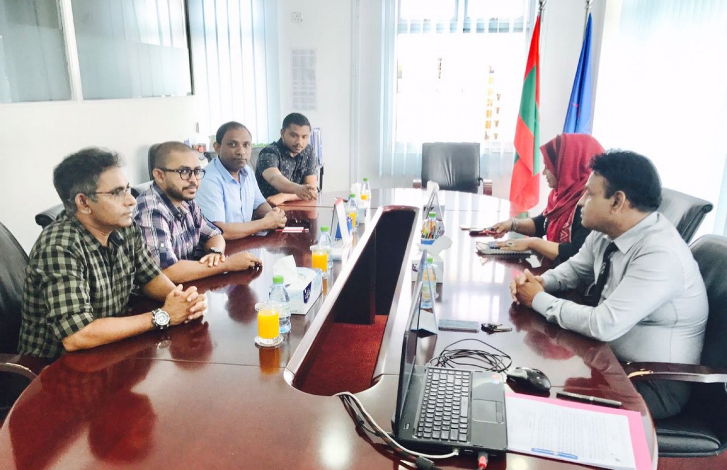 ސައުދު، ވަހީދު އަދި އަމީތު، އެޗްއާރުސީއެމްގެ ބައެއް މެމްބަރުންނާ ބައްދަލު ކުރައްވަނީ. މަޖިލީހުން ހުސްވި ކަމަށް ނިންމާފައިވާ ގޮނޑިތަކުގެ މައްސަލައިގައި ގޮތެއް ނިންމައިދޭނެ ދައުލަތުގެ މުއައްސަސާއެއް ނެތް.