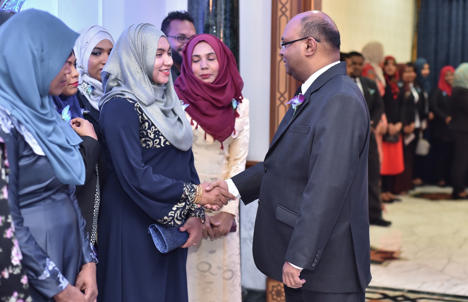 މާލެ: ސެޕްޓެމްބަރު 18، 2017- ސުޕްރީމް ކޯޓުގެ އަހަރީ ދުވަސް ފާހަގަކުރުމަށް އެ ކޯޓުގައި ބޭއްވި ހަފުލާގައި އުއްތަމަ ފަނޑިޔާރު އަބްދުﷲ ސައީދު ބައެއް ބޭފުޅުންނާ ސަލާމް ކުރައްވަނީ.---ފޮޓޯ: ނިޝާން އަލީ/މިހާރު