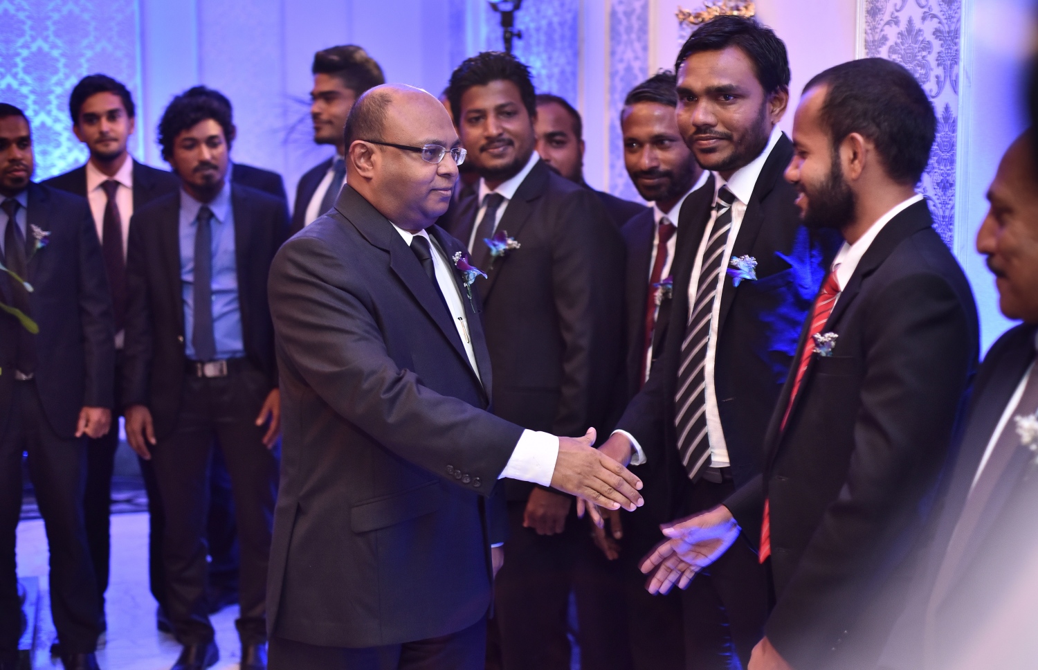 މާލެ: ސެޕްޓެމްބަރު 18، 2017- ސުޕްރީމް ކޯޓުގެ އަހަރީ ދުވަސް ފާހަގަކުރުމަށް އެ ކޯޓުގައި ބޭއްވި ހަފުލާގައި އުއްތަމަ ފަނޑިޔާރު އަބްދުﷲ ސައީދު ބައެއް ބޭފުޅުންނާ ސަލާމް ކުރައްވަނީ.---ފޮޓޯ: ނިޝާން އަލީ/މިހާރު