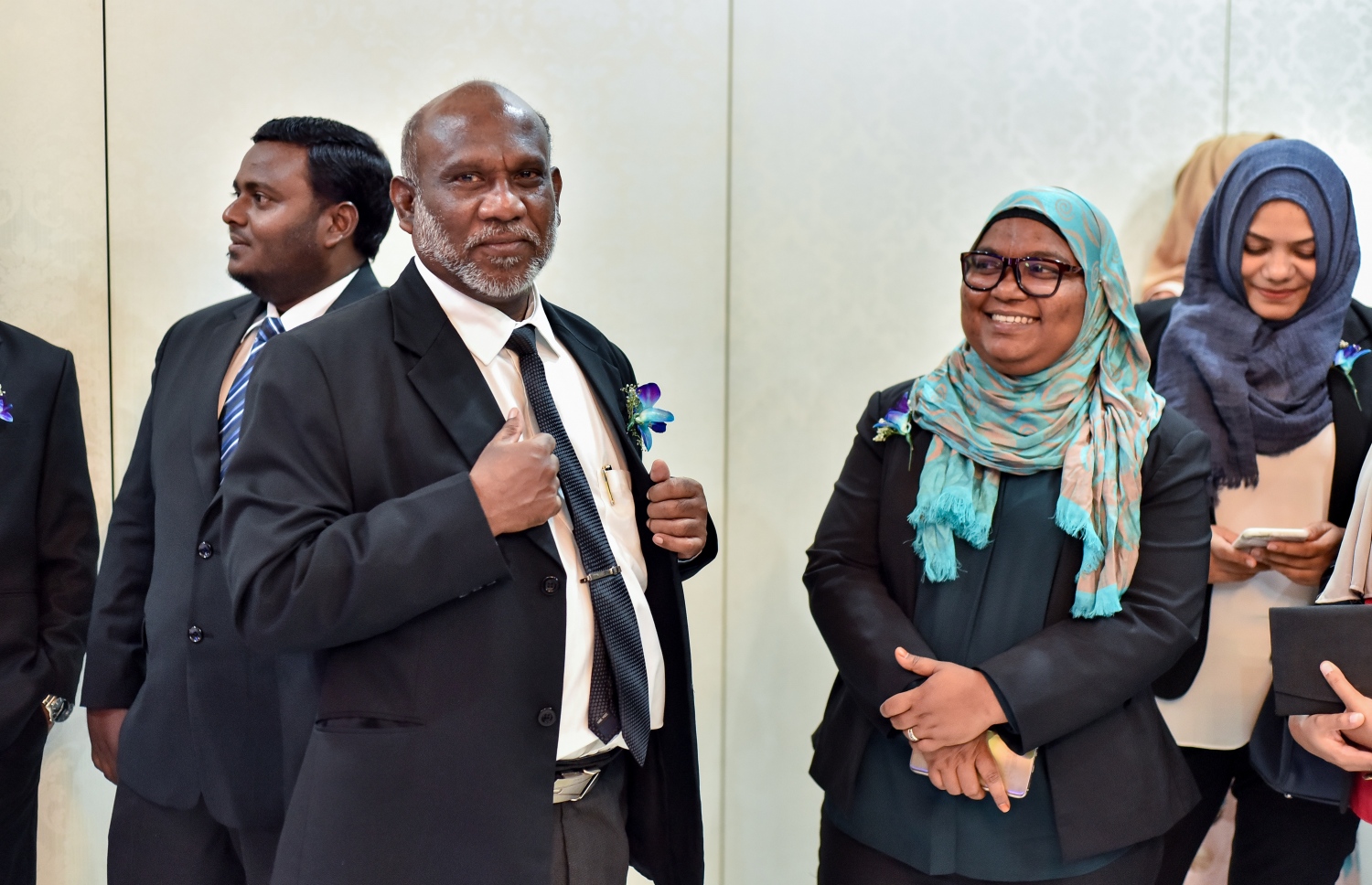 މާލެ: ސެޕްޓެމްބަރު 18، 2017- ސުޕްރީމް ކޯޓުގެ އަހަރީ ދުވަސް ފާހަގަކުރުމަށް އެ ކޯޓުގައި ބޭއްވި ހަފުލާގައި ސިވިލް ކޯޓުގެ އިސް ފަނޑިޔާރު އަބްދުﷲ އަލީ އާއި ގާނޫނީ ދާއިރާގެ އެހެން ބައެއް ބޭފުޅުން ބައިވެރިވެވަޑައިގަންނަވަނީ.---ފޮޓޯ: ނިޝާން އަލީ/މިހާރު