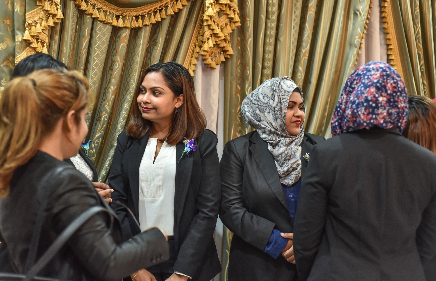 މާލެ: ސެޕްޓެމްބަރު 18، 2017- ސުޕްރީމް ކޯޓުގެ އަހަރީ ދުވަސް ފާހަގަކުރުމަށް އެ ކޯޓުގައި ބޭއްވި ހަފުލާގައި ގާނޫނީ ދާއިރާގެ ބައެއް ބޭފުޅުން ބައިވެރިވެވަޑައިގަންނަވަނީ.---ފޮޓޯ: ނިޝާން އަލީ/މިހާރު