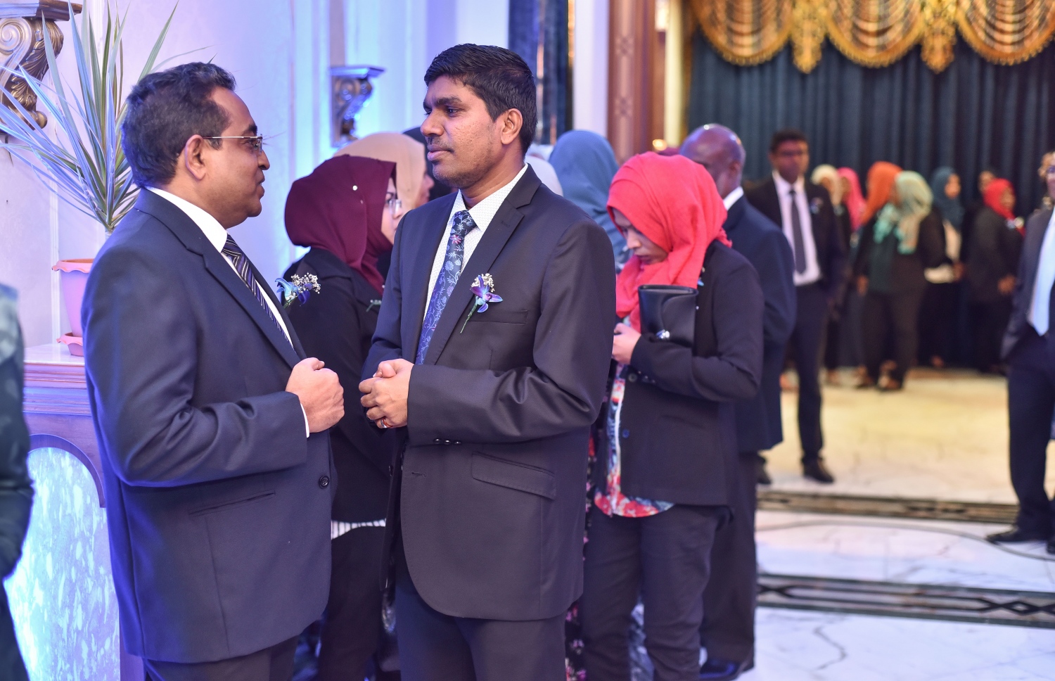 މާލެ: ސެޕްޓެމްބަރު 18، 2017- ސުޕްރީމް ކޯޓުގެ އަހަރީ ދުވަސް ފާހަގަކުރުމަށް އެ ކޯޓުގައި ބޭއްވި ހަފުލާގައި ގާނޫނީ ދާއިރާގެ ބައެއް ބޭފުޅުން ބައިވެރިވެވަޑައިގަންނަވަނީ.---ފޮޓޯ: ނިޝާން އަލީ/މިހާރު