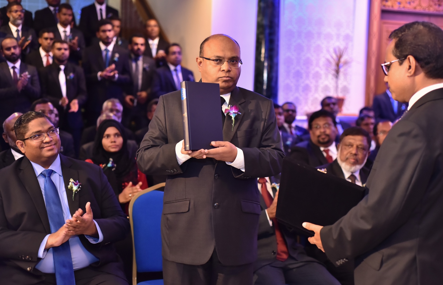 މާލެ: ސެޕްޓެމްބަރު 18، 2017- ސުޕްރީން ކޯޓުގެ އަހަރީ ދުވަސް ފާހަގަކުރުމަށް އެ ކޯޓުގައި ބޭއްވި ހަފުލާގައި ލެކްސިސް ނެކްސިސްއާ ގުޅިގެން ނެރުނު ސުޕްރީމް ކޯޓުގެ ނިންމުންތަކުގެ ފުރަތަމަ އަދަދާއި ނިމިގެން ދިޔަ ފަނޑިޔާރުންގެ މަހާސިންތާގައި ތައްޔާރުކުރި ޖުވެނައިލް ޖަސްޓިސްއާ ބެހޭ އެކްޝަން ޕްލޭން އުއްތަމަ ފަނޑިޔާރު އަބްދުﷲ ސައީދު ނެރެދެއްވަނީ.---ފޮޓޯ: ނިޝާން އަލީ/މިހާރު