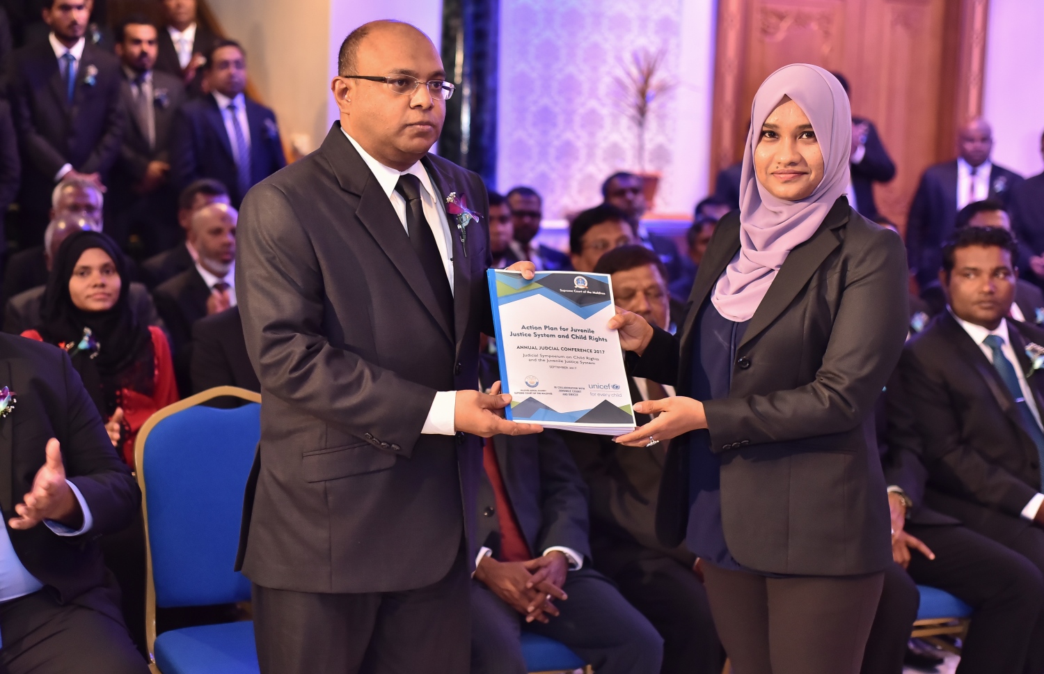 މާލެ: ސެޕްޓެމްބަރު 18، 2017- ސުޕްރީން ކޯޓުގެ އަހަރީ ދުވަސް ފާހަގަކުރުމަށް އެ ކޯޓުގައި ބޭއްވި ހަފުލާގައި ލެކްސިސް ނެކްސިސްއާ ގުޅިގެން ނެރުނު ސުޕްރީމް ކޯޓުގެ ނިންމުންތަކުގެ ފުރަތަމަ އަދަދާއި ނިމިގެން ދިޔަ ފަނޑިޔާރުންގެ މަހާސިންތާގައި ތައްޔާރުކުރި ޖުވެނައިލް ޖަސްޓިސްއާ ބެހޭ އެކްޝަން ޕްލޭން އުއްތަމަ ފަނޑިޔާރު އަބްދުﷲ ސައީދު ނެރެދެއްވަނީ.---ފޮޓޯ: ނިޝާން އަލީ/މިހާރު