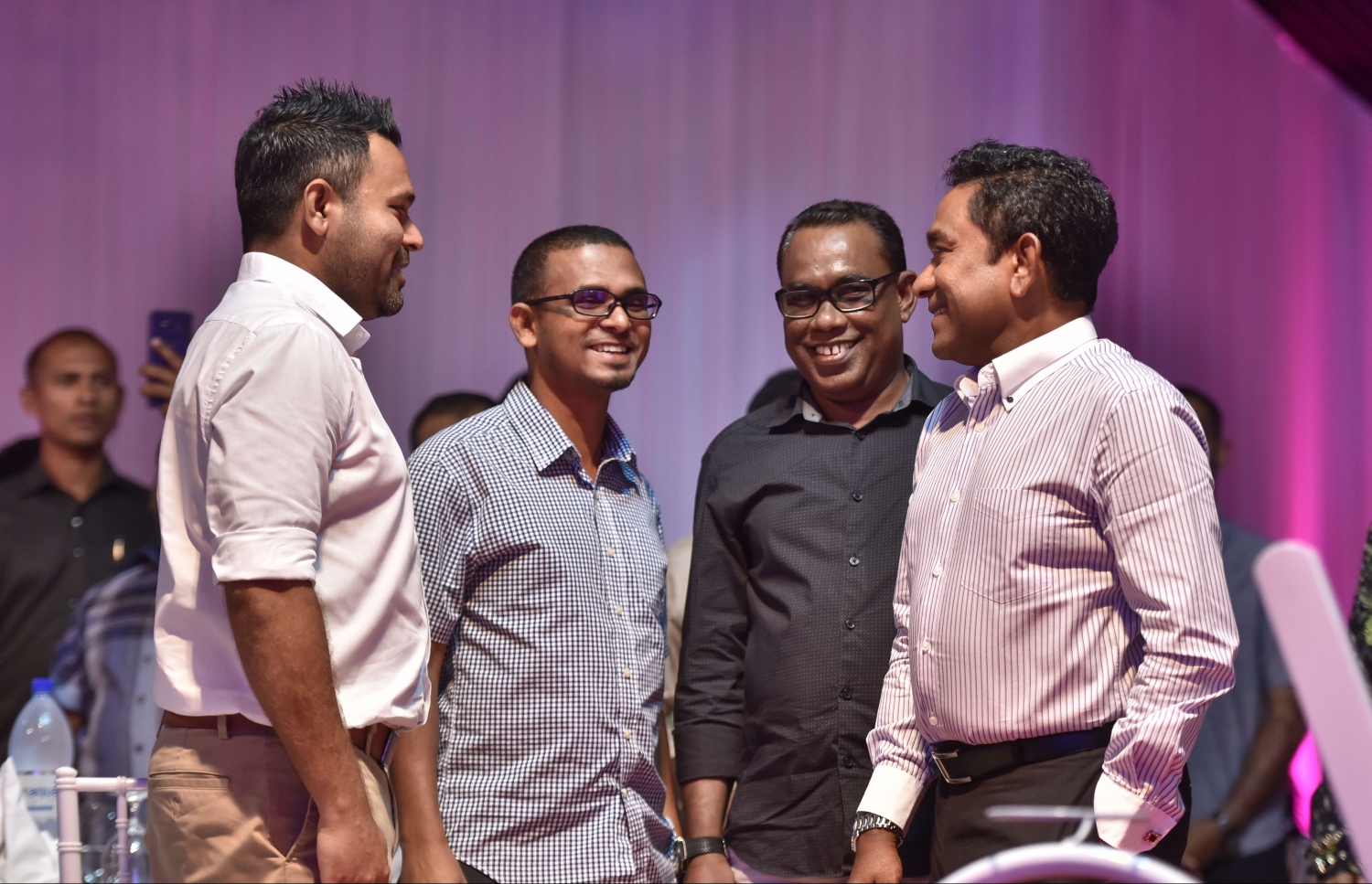 ސެޕްޓެމްބަރު 18، 2017- ޕީޕީއެމުން އިސް ނަގައިގެން ޒުވާނުންނަށް ޚާއްސަކޮށްގެން ބާއްވާ ކުޅިވަރު މުބާރާތް، "ވައި18 ފިއެސްޓާ" އިފްތިތާހު ކުރުމަށް ބޭއްވި ހަފުލާގައި، ރައީސް ޔާމީން ބައެއް ބޭފުޅުންނާ ސަމާސާ ކުރައްވަނީ---ފޮޓޯ: ހުސެއިން ވަހީދު/މިހާރު