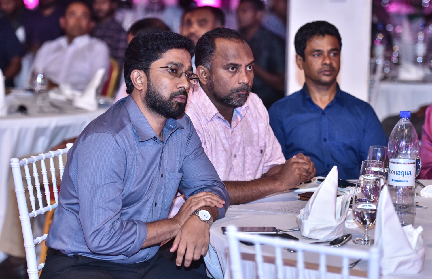 ސެޕްޓެމްބަރު 18، 2017- ޕީޕީއެމުން އިސް ނަގައިގެން ޒުވާނުންނަށް ޚާއްސަކޮށްގެން ބާއްވާ ކުޅިވަރު މުބާރާތް، "ވައި18 ފިއެސްޓާ" އިފްތިތާހު ކުރުމަށް ބޭއްވި ހަފުލާގައި (ކ-ވ) ހެލްތު މިނިސްޓަރު ނާޒިމް، އިސްލާމިކް މިނިސްޓަރު ޒިޔާދު އަދި ހޯމް މިނިސްޓަރު އަޒްލީން ބައިވެރިވެވަޑައިގަންނަވަނީ.---ފޮޓޯ: ހުސެއިން ވަހީދު/މިހާރު