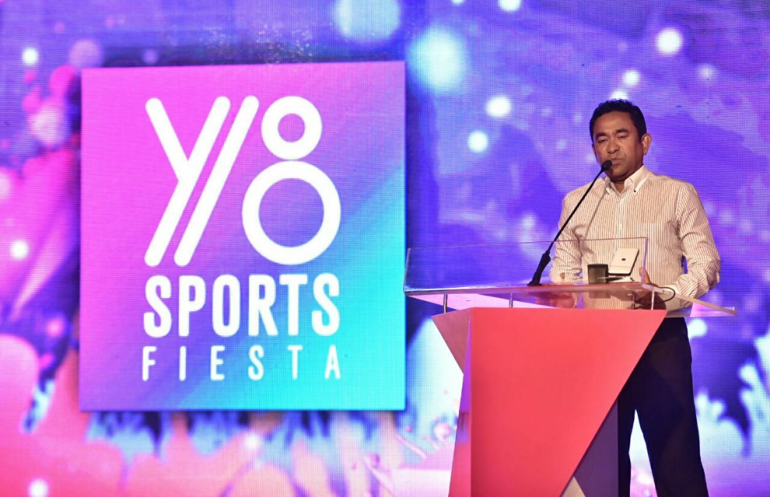 ސެޕްޓެމްބަރު 18، 2017- ޕީޕީއެމުން އިސް ނަގައިގެން ޒުވާނުންނަށް ޚާއްސަކޮށްގެން ބާއްވާ ކުޅިވަރު މުބާރާތް، "ވައި18 ފިއެސްޓާ" އިފްތިތާހު ކުރުމަށް ބޭއްވި ހަފުލާގައި ރައީސް ޔާމީން ވާހަކަފުޅު ދައްކަވަނީ.---ފޮޓޯ: ހުސެއިން ވަހީދު/މިހާރު