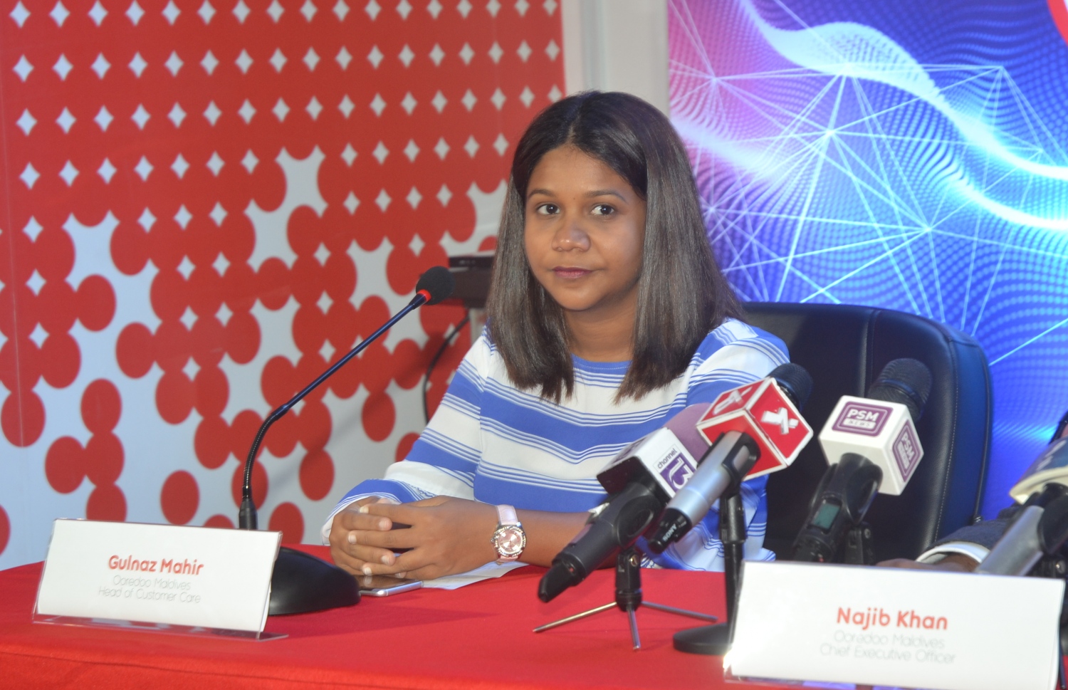 އުރީދޫގެ ހެޑް އޮފް ކަސްޓަމާ ކެއާ ގުލްނާޒް ނޫސްވެރިންނަށް މައުލޫމާތު ދެއްވަނީ.-- ފޮޓޯ: މިހާރު