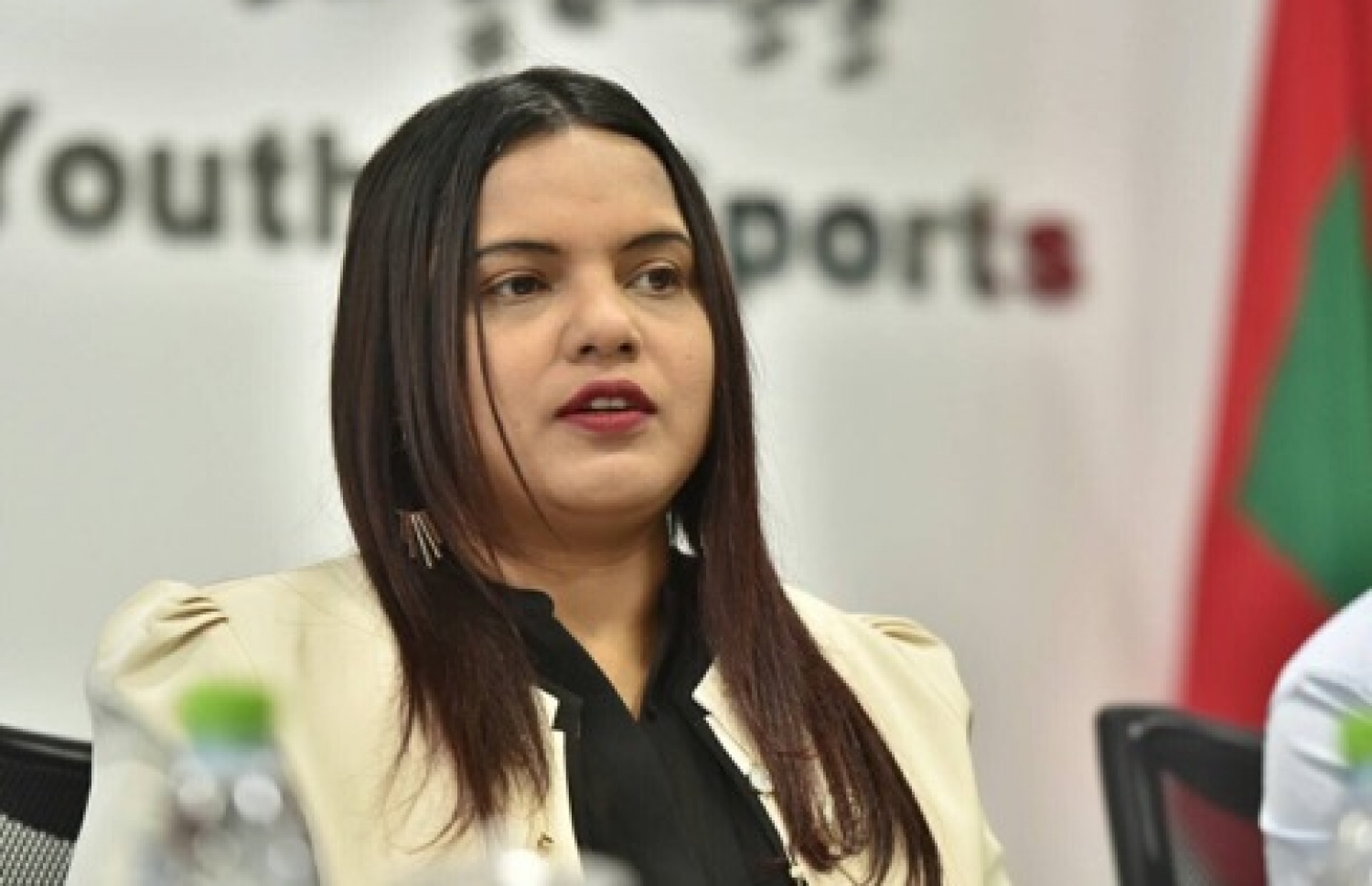 މިއަދުގެ ނިއުސް ކޮންފަރެންސްގައި މިނިސްޓަރު އިރުތިޝާމް ވާހަކަ ދައްކަވަނީ.---މިހާރު ފޮޓޯ: ހުސެއިން ވަހީދު