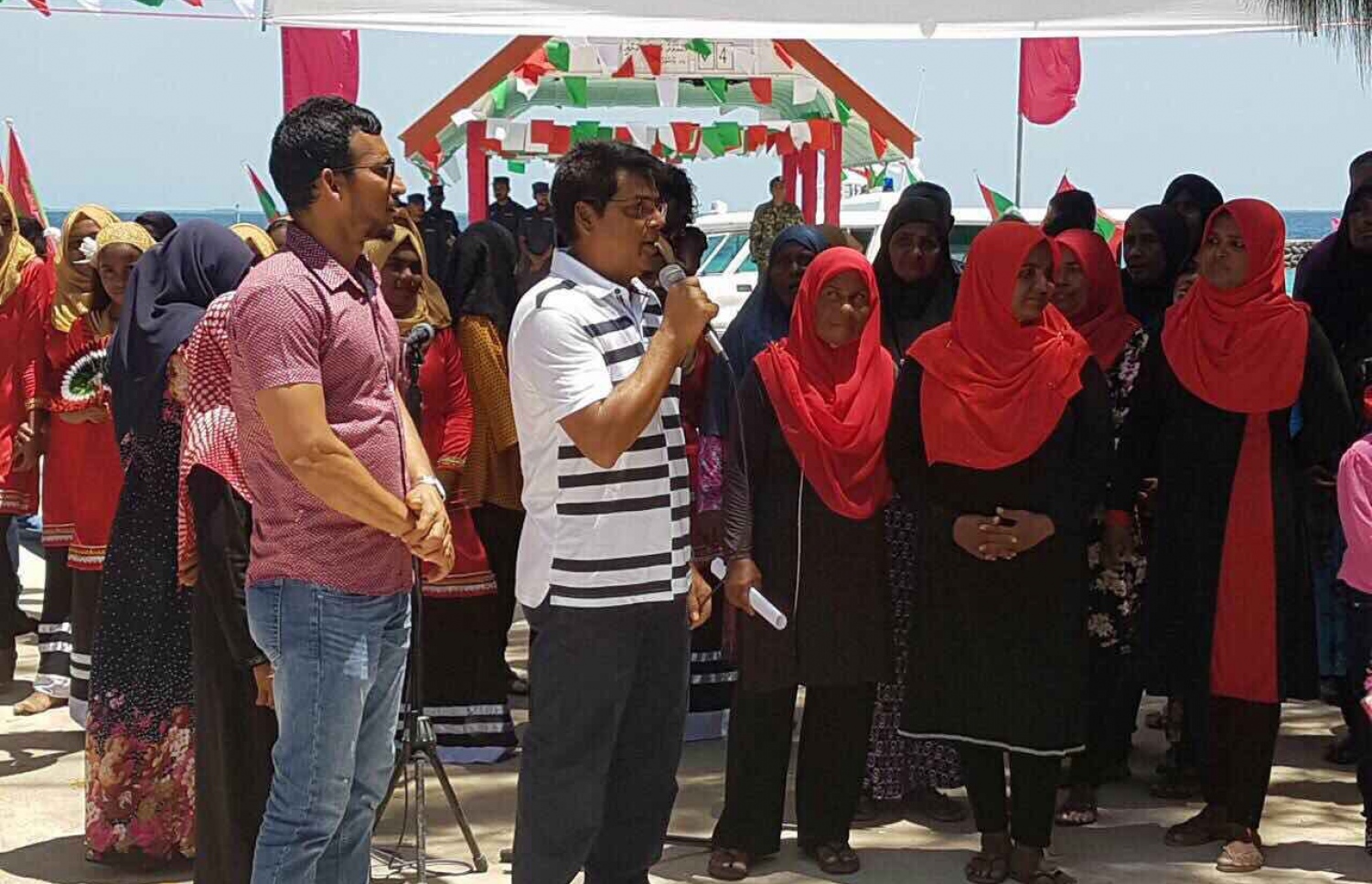މަޑުއްވަރީގެ ޕީޕީއެމް މެމްބަރުންނާ މަޖިލީހުގެ ނައިބު ރައީސް ރީކޯ މޫސަ ވާހަކަ ދައްކަވަނީ. ފޮޓޯ/ޕީޕީއެމް