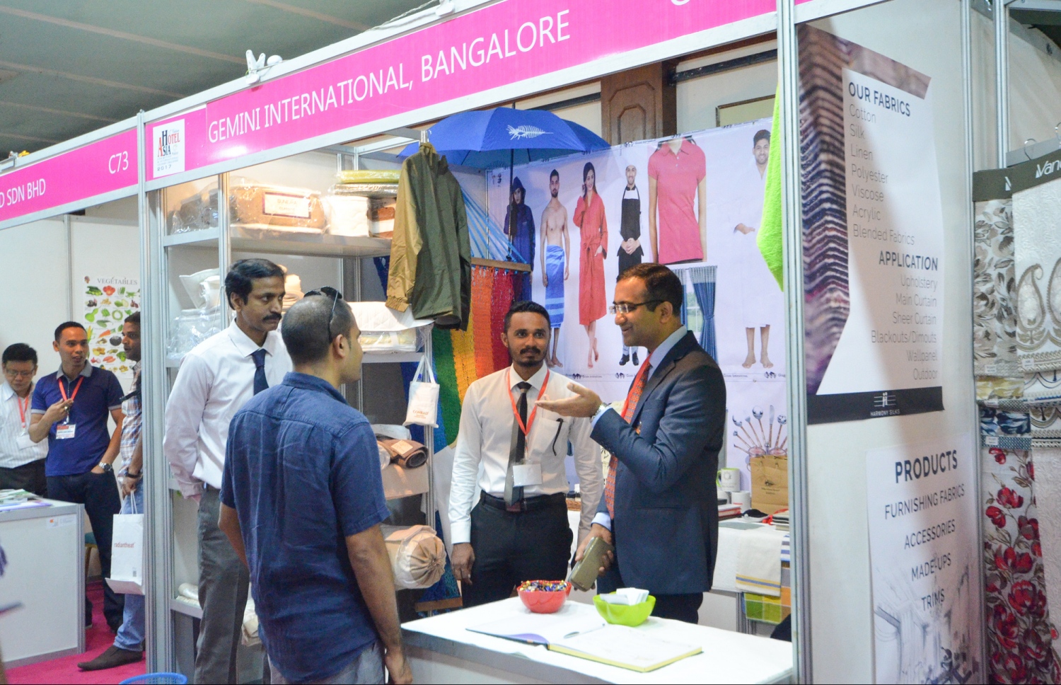 ޖެމިނީގެ ސްޓޯލް: ގިނަ ބަޔަކު ސްޓޯލަށް ޒިޔާރަތް ކުރާ ކަމަށް ބުނި.-- ފޮޓޯ: މިހާރު