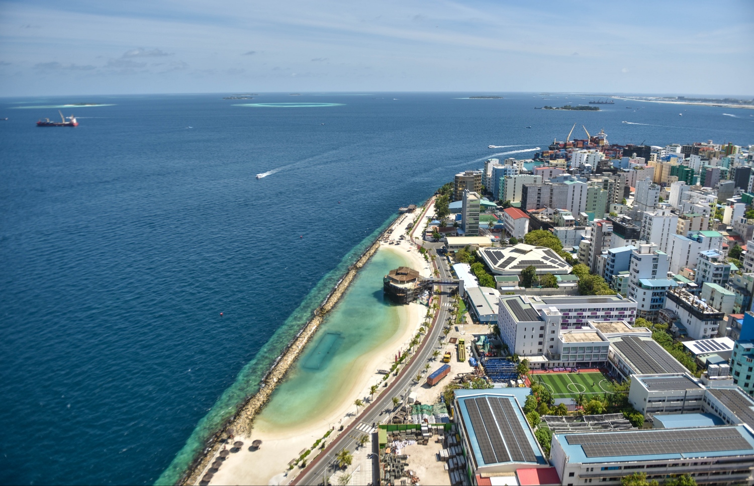 މި ފޮޓޯ އިން ފެންނަނީ މާލޭގެ ހުޅަނގު ފަރާތުގެ މަންޒަރެއް.---ފޮޓޯ: ހުސެއިން ވަހީދު/މިހާރު