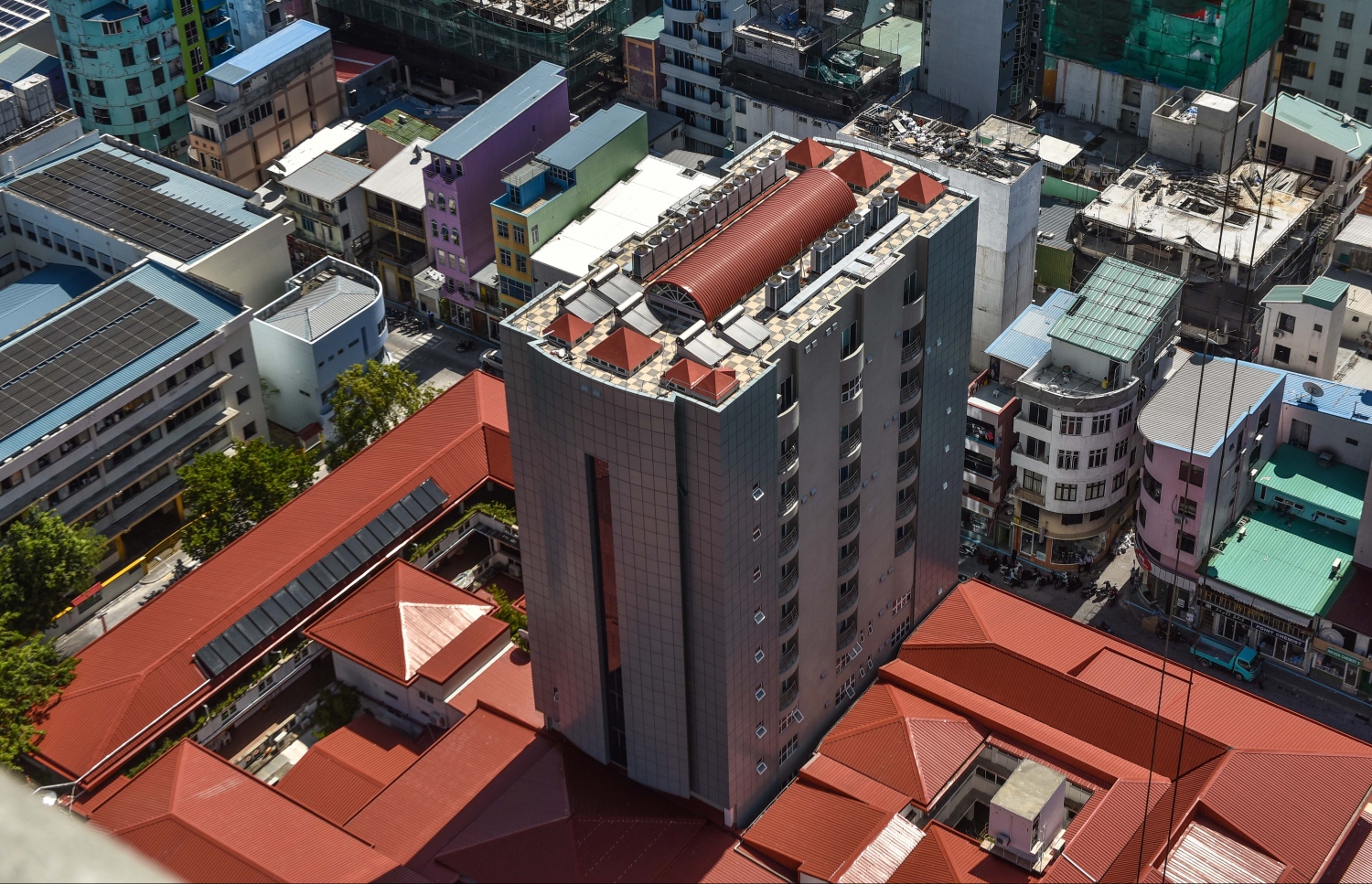 މި ފޮޓޯ އިން ފެންނަނީ އައިޖީއެމްއެޗުގައި ފަހުން ހެދި 10 ބުރީގެ އިމާރާތާއި އިންޑިއާ ސަރުކާރުން ހަދައިދިން އެ ހޮސްޕިޓަލްގެ އިމާރާތް އަދި އެތަނުގެ ކައިރީގެ ބައެއް އިމާރާތްތައް.---މިހާރު ފޮޓޯ: ހުސެއިން ވަހީދު