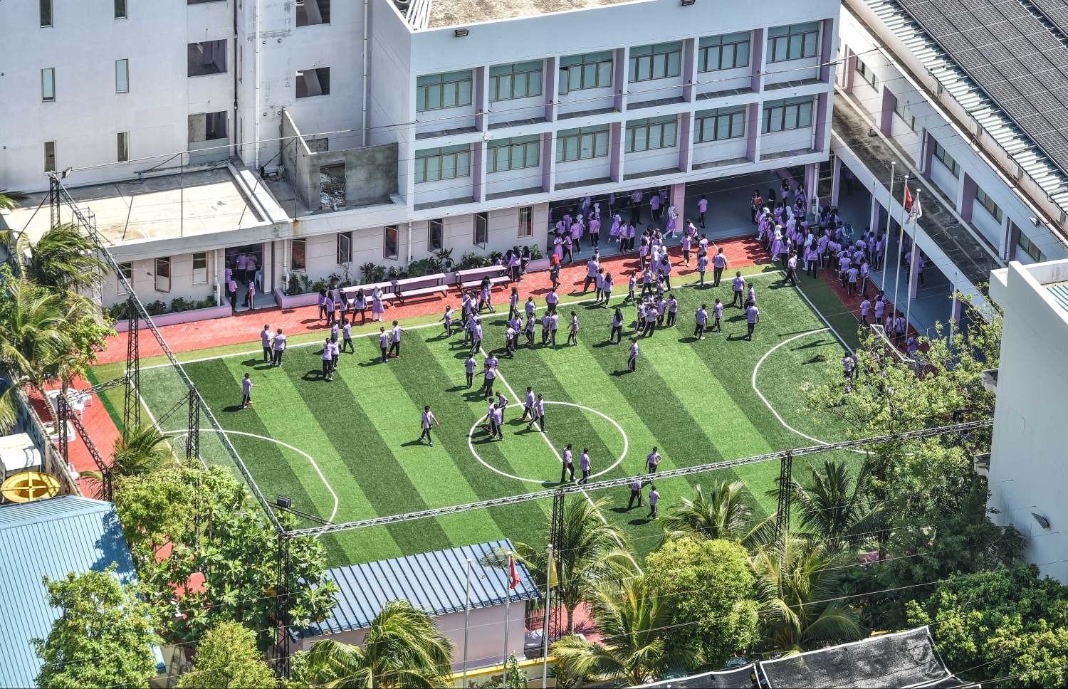 މާލޭގައި މިހާރު އިމާރާތް ކޮށްފައިވާ އެންމެ އުސް އިމާރާތް (25 ބުރީގެ އިމާރާތް) ކަމަށްވާ ދަރުމަވަންތަ ހޮސްޕިޓަލްގެ ޓެރަސް މަތިން، ހިރިޔާ ސްކޫލުގެ ގޯތިތެރޭގައި ހަދާފައިވާ ދަނޑުގައި އެ ތަނުގެ ކުދިން ކުޅޭ މަންޒަރު.---މިހާރު ފޮޓޯ: ހުސެއިން ވަހީދު