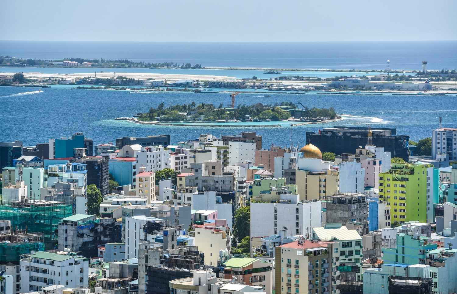 މާލޭގައި މިހާރު އިމާރާތް ކޮށްފައިވާ އެންމެ އުސް އިމާރާތް (25 ބުރީގެ އިމާރާތް) ކަމަށްވާ ދަރުމަވަންތަ ހޮސްޕިޓަލްގެ ޓެރަސް މަތިން، މާލޭގެ އުތުރު ފަރާތާއި ހުޅުލެ އާއި ފުނަދޫ ފެންނަ ގޮތް.---މިހާރު ފޮޓޯ: ހުސެއިން ވަހީދު