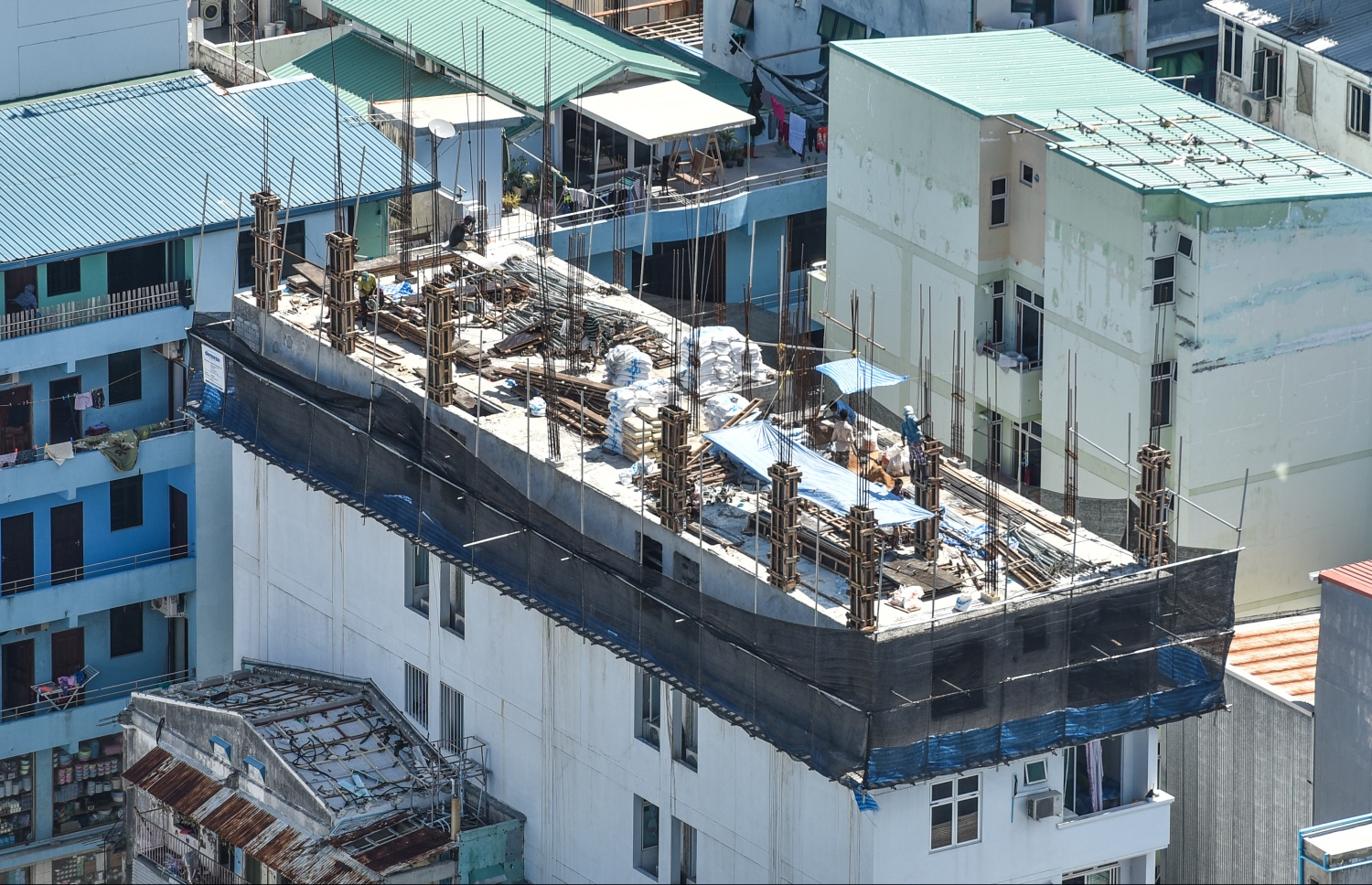 މާލޭގައި މިހާތަނަށް އިމާރާތް ކޮށްފައިވާ އެންމެ އުސް އިމާރާތް (25 ބުރީގެ އިމާރާތް) ކަމަށްވާ ދަރުމަވަންތަ ހޮސްޕިޓަލްގެ ޓެރަސް މަތިން، މާލެ ވަރަށް ރީއްޗަށް ފެނޭ. މި ފޮޓޯ އިން އެ ފެންނަނީ މާލޭގެ ގެއެއްގެ ކޮންކްރީޓް މަސައްކަތް ކުރިއަށް ގެންދާ މަންޒަރު.---މިހާރު ފޮޓޯ: ހުސެއިން ވަހީދު