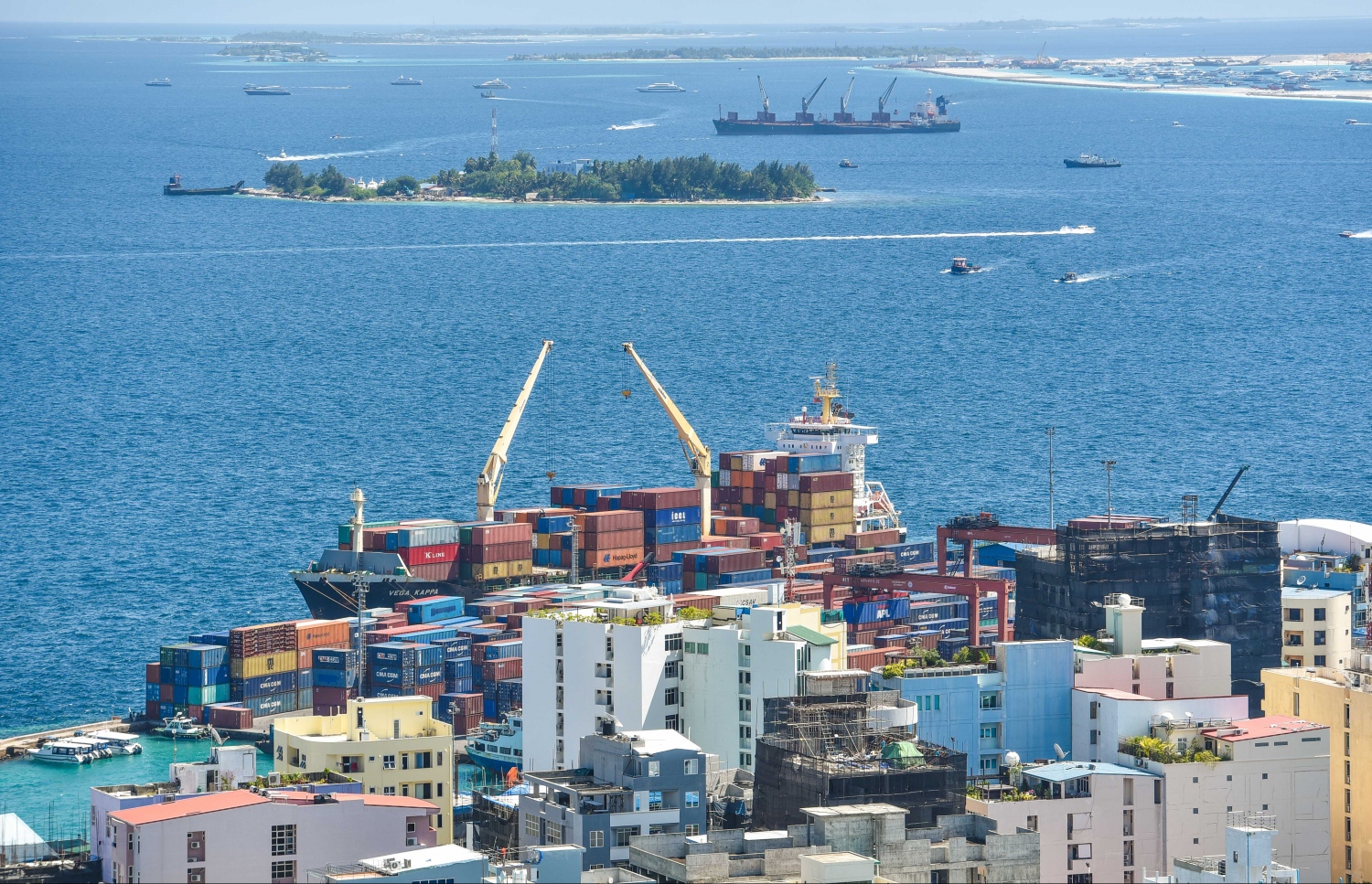 މާލޭގައި މިހާތަނަށް އިމާރާތް ކޮށްފައިވާ އެންމެ އުސް އިމާރާތް (25 ބުރީގެ އިމާރާތް) ކަމަށްވާ ދަރުމަވަންތަ ހޮސްޕިޓަލްގެ ޓެރަސް މަތިން ނަގާފައިވާ މި ފޮޓޯ އިން ފެންނަނީ މާފަންނު ސަރަހައްދުގެ ބައެއް އިމާރާތްތަކާއި މާލޭގެ ވިޔަފާރި ބަނދަރު.---މިހާރު ފޮޓޯ: ހުސެއިން ވަހީދު