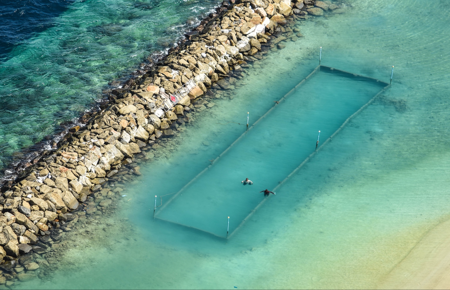 މި ފޮޓޯ އިން ފެންނަނީ ރަސްފަންނު ސަރަހައްދަށް މޫދަށް އެރިއުޅުނު ދެ މީހެއް.---ފޮޓޯ: ހުސެއިން ވަހީދު/މިހާރު