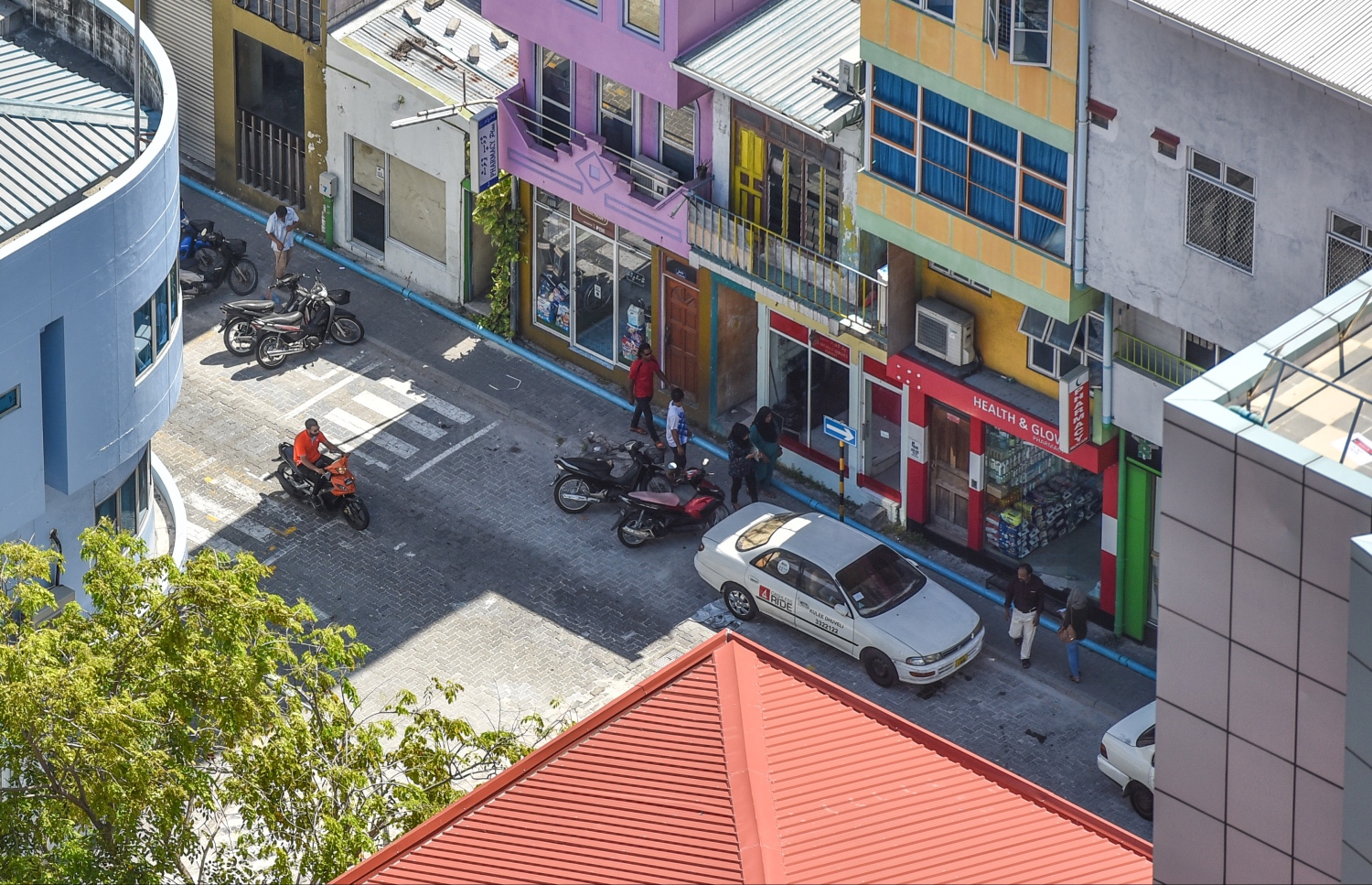 މާލޭގައި މިހާތަނަށް އިމާރާތް ކޮށްފައިވާ އެންމެ އުސް އިމާރާތް (25 ބުރީގެ އިމާރާތް) ކަމަށްވާ ދަރުމަވަންތަ ހޮސްޕިޓަލްގެ ޓެރަސް މަތިން، މާލޭގެ މަގެއް ފެންނަ ގޮތް.---މިހާރު ފޮޓޯ: ހުސެއިން ވަހީދު