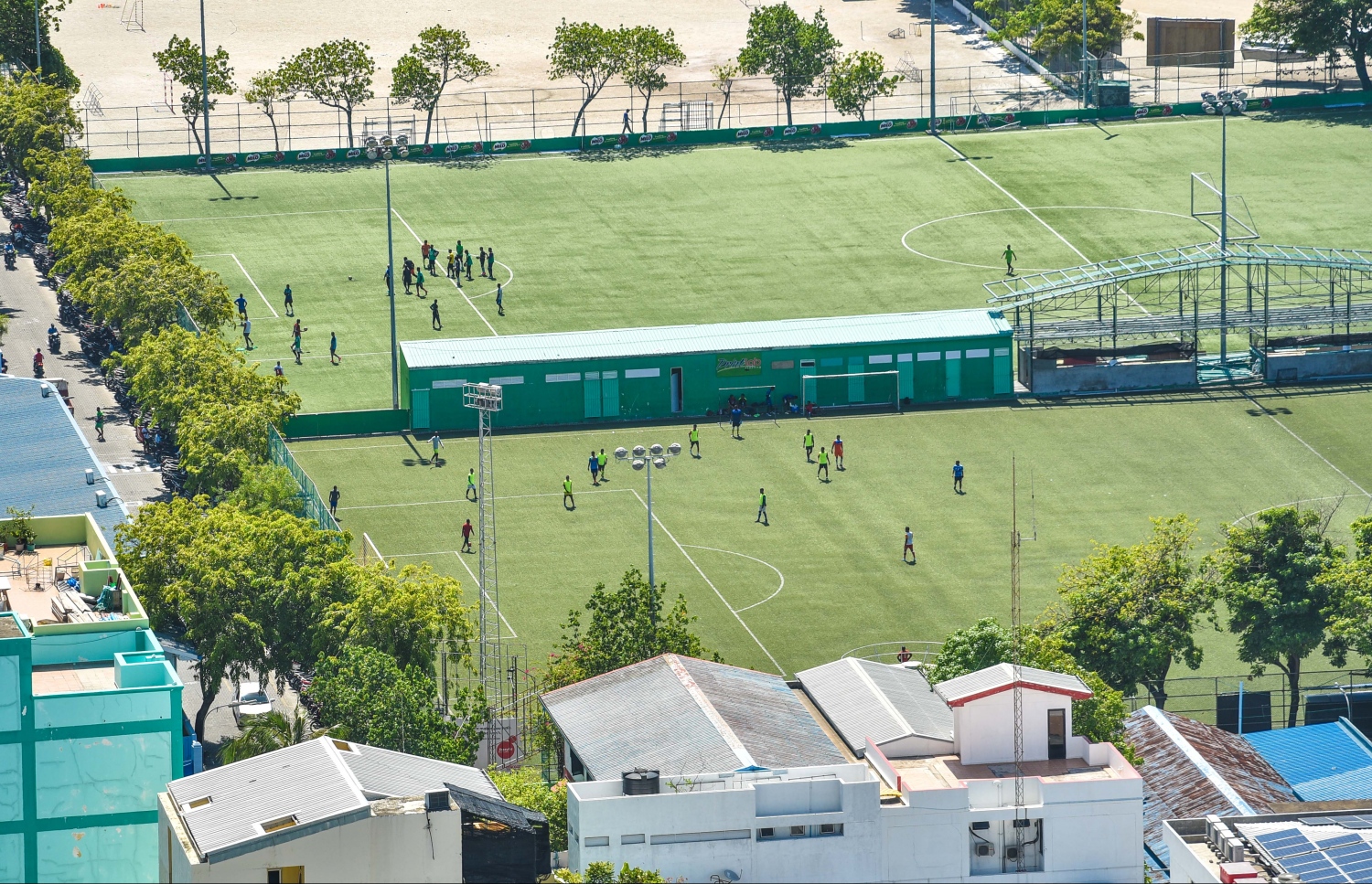 މާލޭގައި މިހާރު އިމާރާތް ކޮށްފައިވާ އެންމެ އުސް އިމާރާތް (25 ބުރީގެ އިމާރާތް) ކަމަށްވާ ދަރުމަވަންތަ ހޮސްޕިޓަލްގެ ޓެރަސް މަތިން، މާފަންނު ސްޓޭޑިއަމްގައި އަޅާފައިވާ ޓެނިސް ކޯޓު ފެންނަ ގޮތް.---މިހާރު ފޮޓޯ: ހުސެއިން ވަހީދު