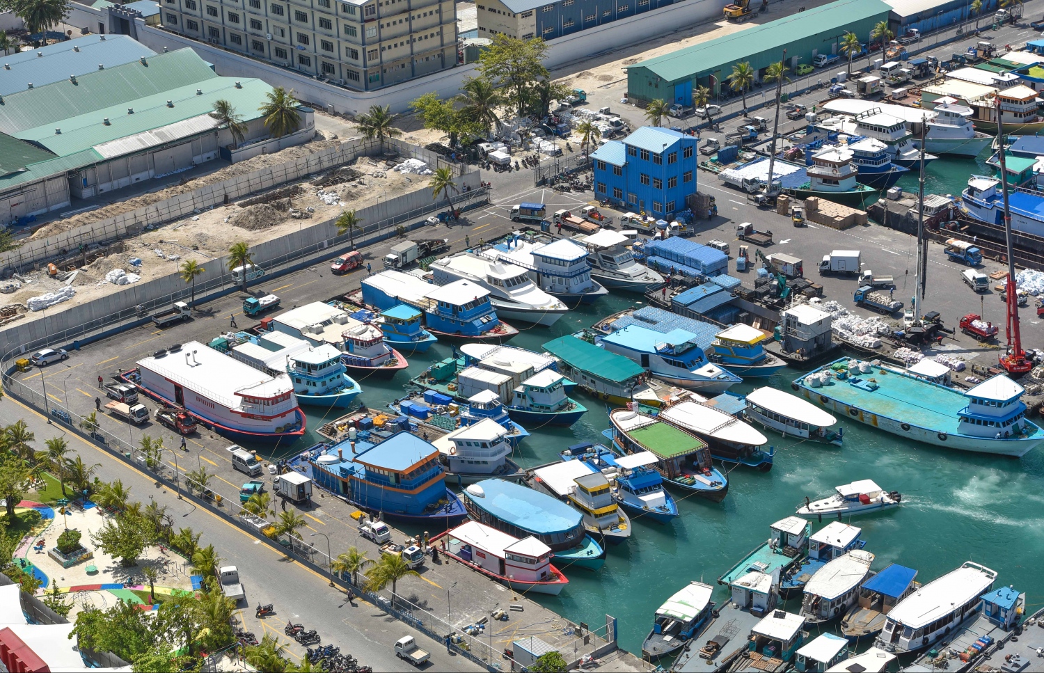 މާލޭގެ ދެކުނު ފަރާތު ޖެޓީގައި އޮޑިދޯނި ފަހަރުން ފުރި ބާރުވެފައި: މާލޭގައި މިހާތަނަށް އިމާރާތް ކޮށްފައިވާ އެންމެ އުސް އިމާރާތް ކަމަށްވާ (25 ބުރީގެ އިމާރާތް) ދަރުމަވަންތަ ހޮސްޕިޓަލްގެ ޓެރަސް މަތިން، މާލެ ތޮއްޖެހިފައިވާ މަންޒަރު ވަރަށް ރީއްޗަށް ފެނޭ.---މިހާރު ފޮޓޯ: ހުސެއިން ވަހީދު