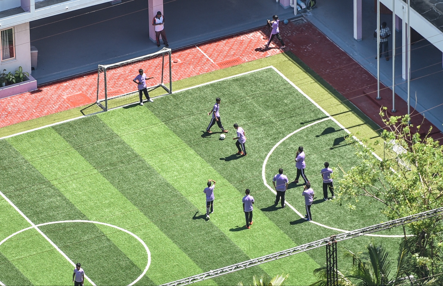 މާލޭގައި މިހާރު އިމާރާތް ކޮށްފައިވާ އެންމެ އުސް އިމާރާތް (25 ބުރީގެ އިމާރާތް) ކަމަށްވާ ދަރުމަވަންތަ ހޮސްޕިޓަލްގެ ޓެރަސް މަތިން، ހިރިޔާ ސްކޫލުގެ ގޯތިތެރޭގައި ހަދާފައިވާ ދަނޑުގައި އެ ތަނުގެ ކުދިން ކުޅޭ މަންޒަރު.---މިހާރު ފޮޓޯ: ހުސެއިން ވަހީދު