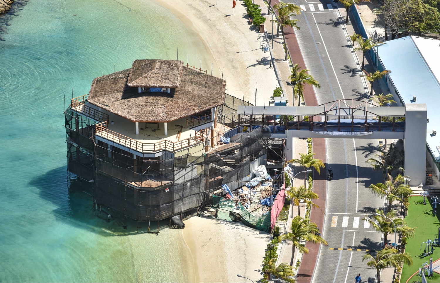 މާލޭގައި މިހާރު އިމާރާތް ކޮށްފައިވާ އެންމެ އުސް އިމާރާތް (25 ބުރީގެ އިމާރާތް) ކަމަށްވާ ދަރުމަވަންތަ ހޮސްޕިޓަލްގެ ޓެރަސް މަތިން، ރަސްފަންނުގައި ހަދަމުން އަންނަ ޕެވިލިއަން ފެންނަ ގޮތް.---މިހާރު ފޮޓޯ: ހުސެއިން ވަހީދު