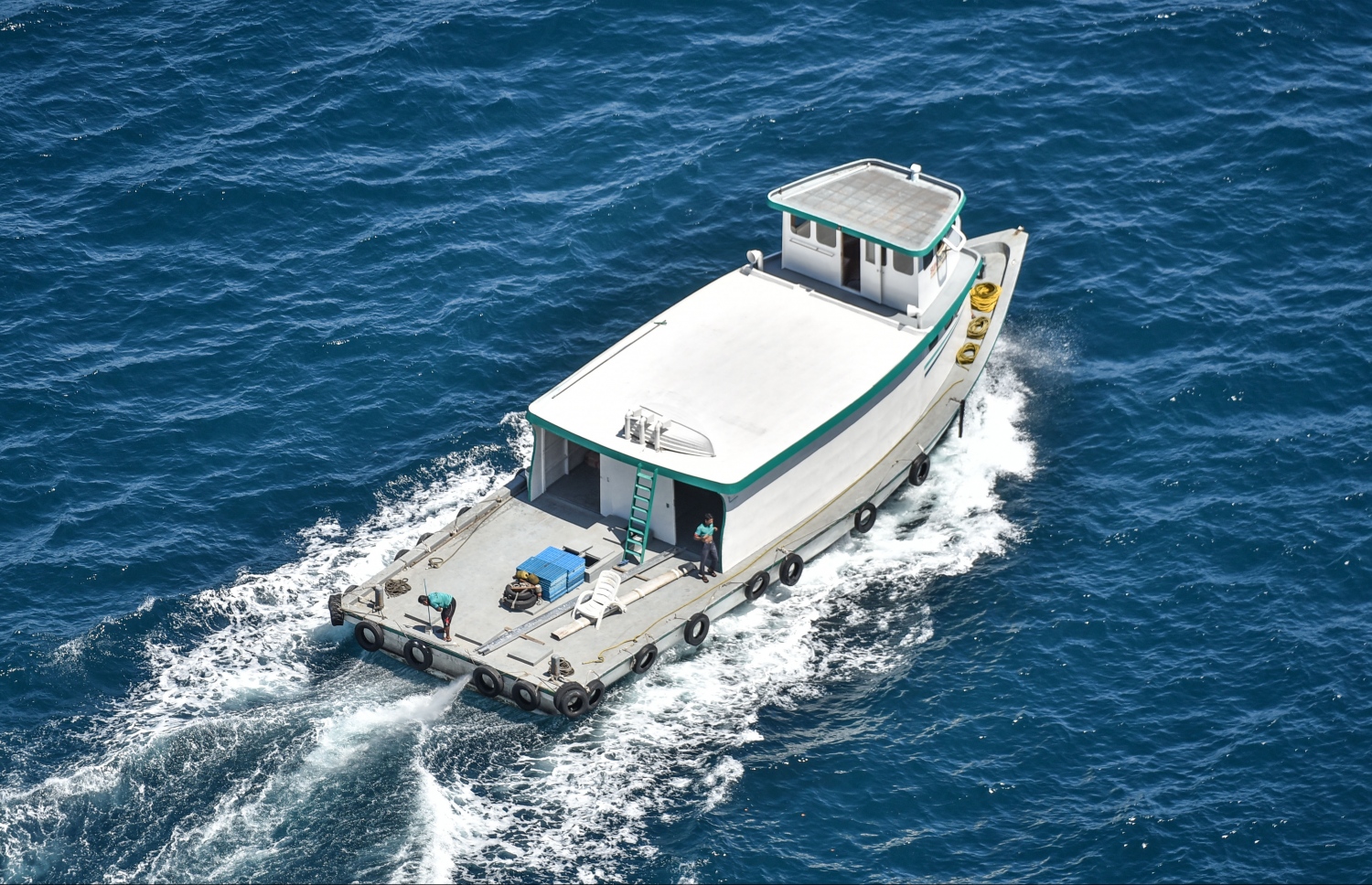 މާލޭގެ ފަޅުތެރެއިން ދޯންޏެއް ނުކުމެގެންދާ މަންޒަރު، މާލޭގައި މިހާތަނަށް ހަދާފައިވާ އެންމެ އުސް އިމާރާތުގެ ޓެރަސްމަތިން ފެންނަ ގޮތް.---މިހާރު ފޮޓޯ: ހުސެއިން ވަހީދު