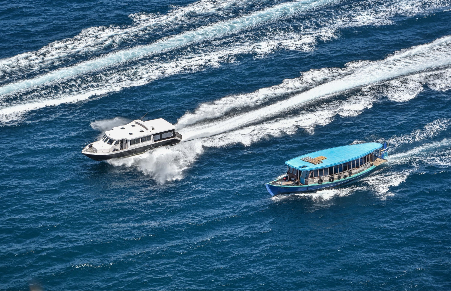 މި ފޮޓޯ އިން ފެންނަނީ މާލޭގެ ފަޅަށް ވަންނަން އަންނަ ލޯންޗަކާއި ދޯންޏެއް---ފޮޓޯ: ހުސެއިން ވަހީދު/މިހާރު