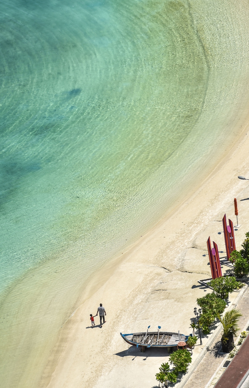 މި ފޮޓޯ އިން ފެންނަނީ ރަސްފަންނުގައި ކުޑަކުއްޖަކު ގޮވައިގެން މީހަކު ހިނގާފައިދާ މަންޒަރު.---ފޮޓޯ: ހުސެއިން ވަހީދު/މިހާރު