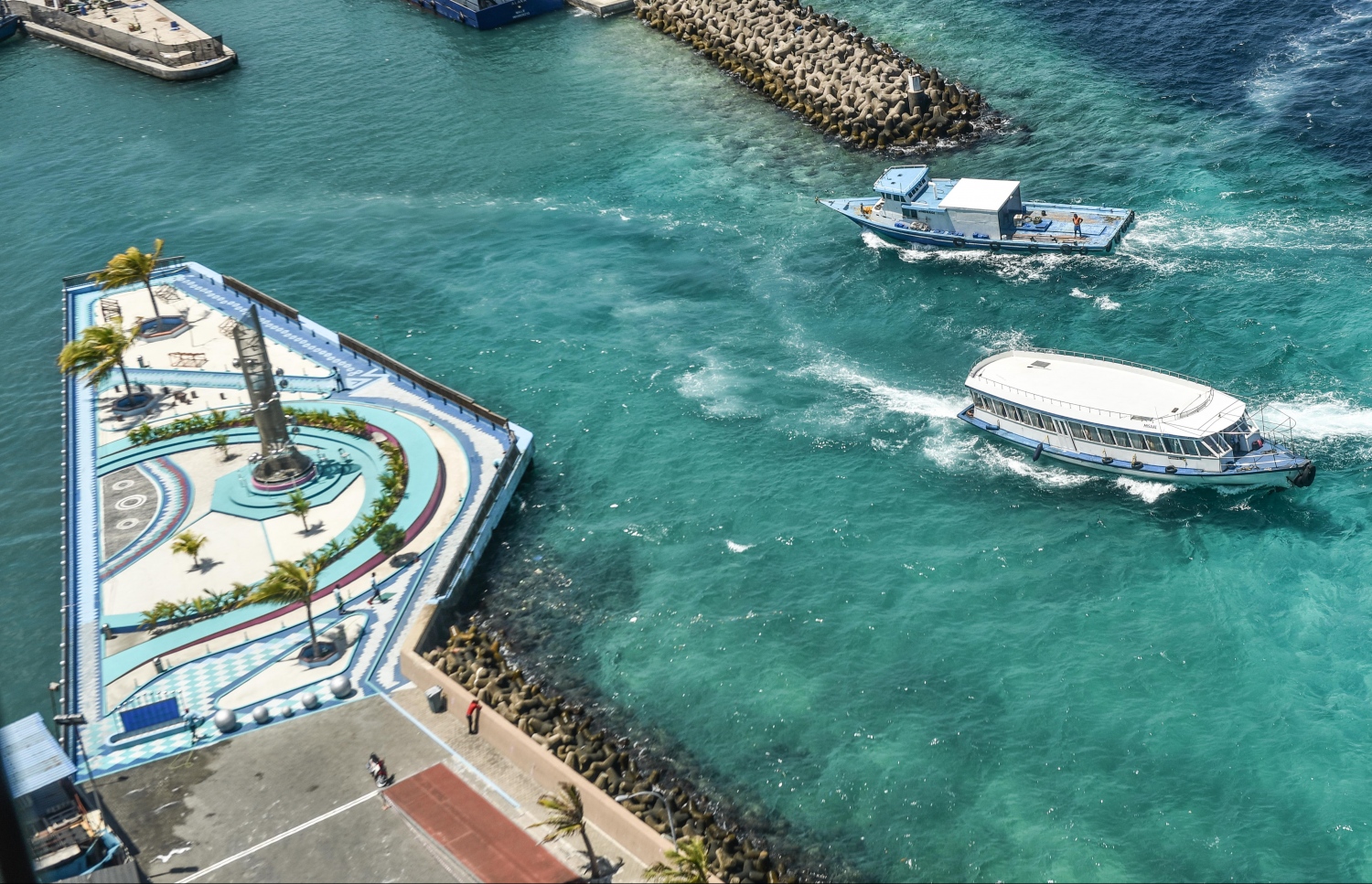 މި ފޮޓޯ އިން ފެންނަނީ މާލޭގެ މާފަންނުކޮޅުގެ ތިން ރުއްޕާކު ކައިރީގައި ހަދާފައިވާ ނެރުން ވިލިނގިލީ ފެރީއެއް ނުކުންނައިރު އެހެން ދޯންޏެއް މާލޭގެ ފަޅަށް ވަންނަ މަންޒަރު.---ފޮޓޯ: ހުސެއިން ވަހީދު/މިހާރު