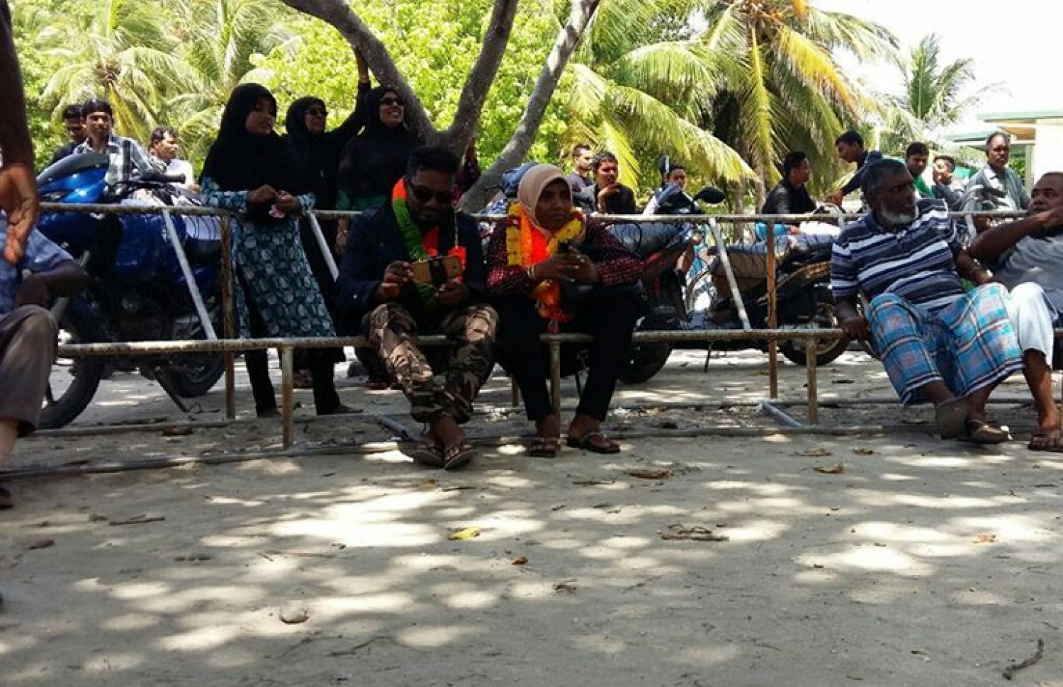 މިދިޔަ ބޮޑު އީދުގައި ށ. ފޯކައިދުއަށް ދިޔުމުން އެ ރަށުން ވޭލާ ބޭންޑަށާއި ރުގިއްޔާއަށް މަރުހަބާ ކިޔައި މާފަތި އަޅުވާފައި-- ފޮޓޯ/ ވޭލާ ބޭންޑް ފޭސްބުކް