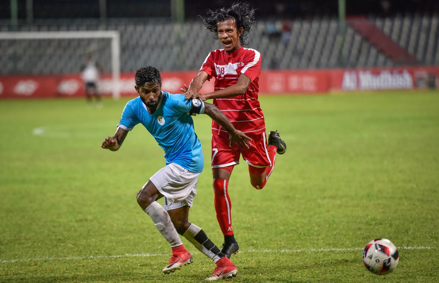 ކުޑަހުވަދޫގެ ޝަހީމް (ކ) މިލަންދޫގެ ފަތުހީ އަތުން ބޯޅަ ހޯދަން މަސައްކަތް ކުރަނީ.-- ފޮޓޯ: ނިޝާން އަލީ/ މިހާރު