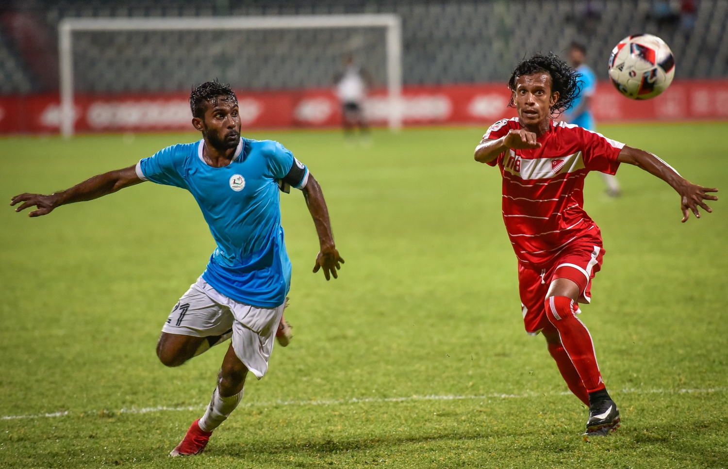 މިލަންދޫގެ ފަތުހީ (ކ) ކައިރިން ބޯޅަ ހޯދަން ކުޑަހުވަދޫގެ ޝަހީމް މަސައްކަތް ކުރަނީ.-- ފޮޓޯ: ނިޝާން އަލީ/ މިހާރު