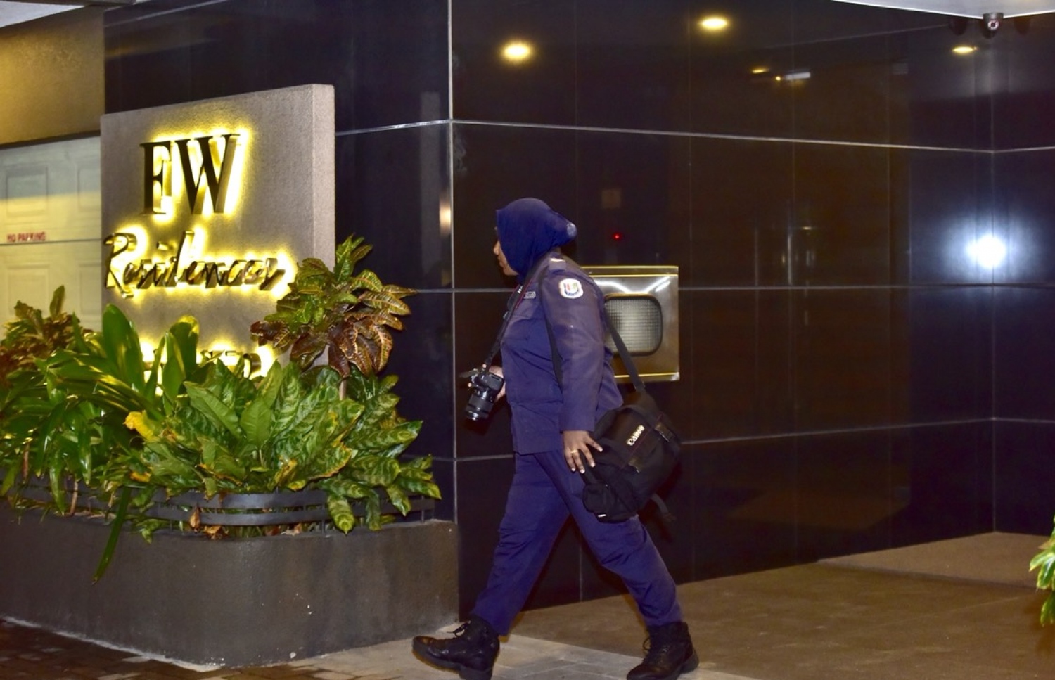 ރެހެންދި ފްލެޓުގެ އެޕާޓްމަންޓެއް، ކޯޓު އަމުރަކާ އެކު މިރޭ ބަލައި ފާސްކުރަމުން ދިޔައިރު، އެތަން ފޮޓޯ ނަގަން ފުލުހުންގެ ކެމެރާމަނަކު ވަންނަނީ.---ފޮޓޯ: ނިޝާން އަލީ/މިހާރު