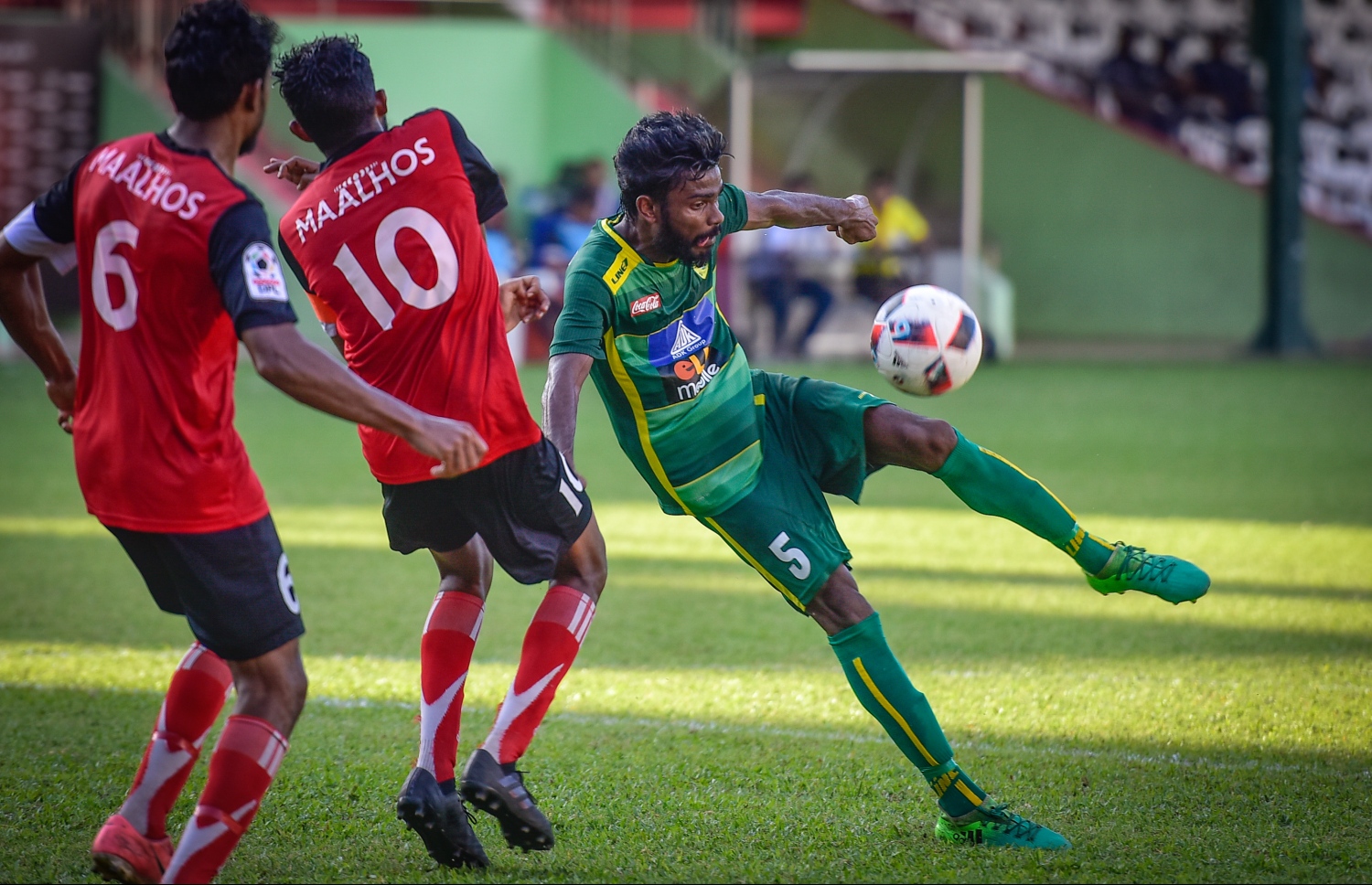 މާޅޮހުގެ ދެ ކުޅުންތެރިން ކައިރިން މާޒިޔާގެ އިރޭ (ކ) ބޯޅަ ފޮނުވާލަނީ.-- ފޮޓޯ: ނިޝާން އަލީ/ މިހާރު