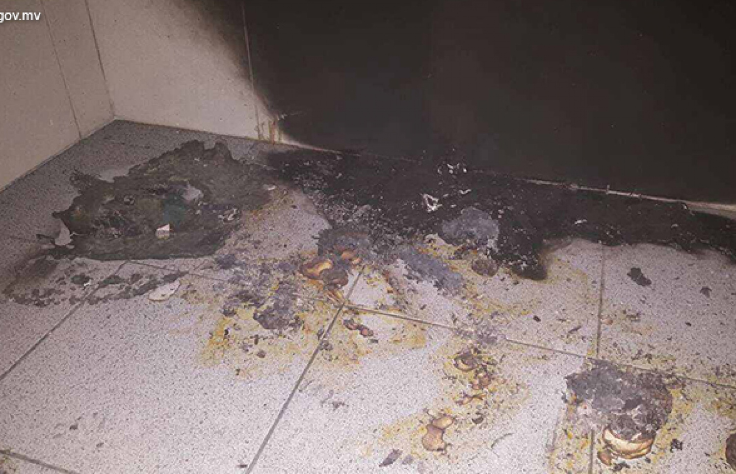 ރައްޔިތުންގެ މަޖިލީހުގެ އިދާރާގެ ފުރަތަމަ ބުރީގައި ހުންނަ ވުޟޫކުރާ ތަނުގައި ރޭ ފަތިހު ރޯވެ އަނދާފައި: ރޯވީ މިތަނުގައި ހުރި ޑަސްބިނަކާއި ޓިޝޫ ފޮއްޓެއްގައި ކަމަށް އެމްއެންޑީއެފުން ބުނޭ.---ފޮޓޯ: އެމްއެންޑީއެފް