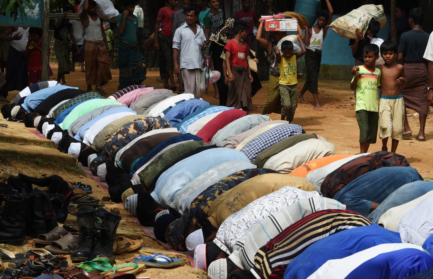 ރޮހިންޖާ ރެފިއުޖީންގެ ބަޔަކު ބަންގްލަދޭޝްގެ ރެފިއުޖީ ކޭމްޕެއްގައި ނަމާދު ކުރަނީ. --ފޮޓޯ:އޭއެފްޕީ