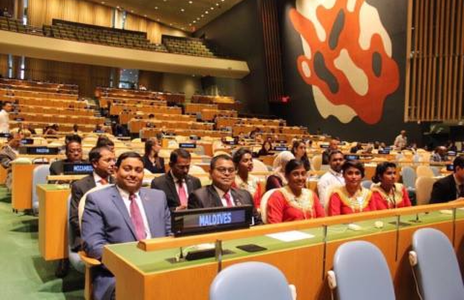 އދ. އަށް ދިޔަ ދިވެހި ވަފުދުގައި ހިމެނޭ ބައެއް އަންހެނުން ދިވެހި ހެދުމުގައި-- ފޮޓޯ: ފޮރިން މިނިސްޓްރީ