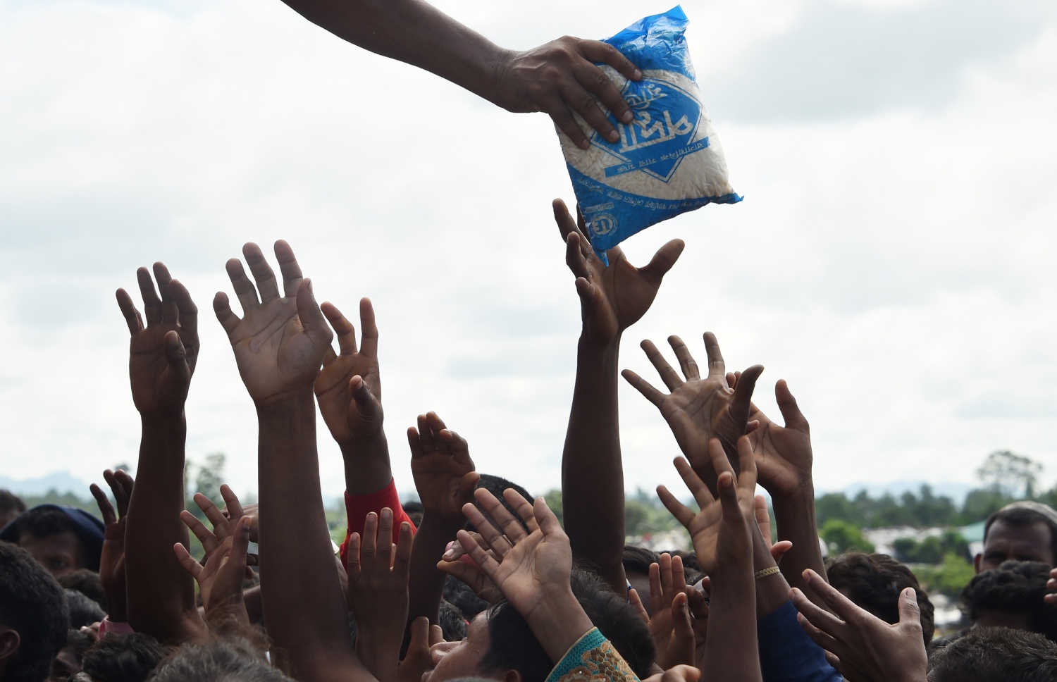 ރޮހިންޖާ ރެފިއުޖީން އެހީގެ ތަކެތި ހޯދަން އަތް ދިއްކުރަނީ. --ފޮޓޯ:އޭއެފްޕީ