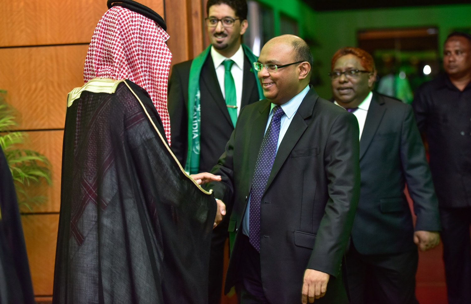 ކުރުނބާ މޯލްޑިވްސް: ސެޕްޓެމްބަރު 24، 2017- ސައޫދީ އަރަބިއްޔާގެ ގައުމީ ދުވަސް ފާހަގަ ކުރުމަށް ބޭއްވި ހަފުލާ އަށް ރާއްޖޭގެ އުއްތަމަ ފަނޑިޔާރު އަބްދުﷲ ސައީދާއި ފަނޑިޔާރު އަލީ ހަމީދު ވަޑައިގަތުމުން މަރުހަބާ ދަންނަވަނީ.-- ފޮޓޯ: ނިޝާން އަލީ/މިހާރު